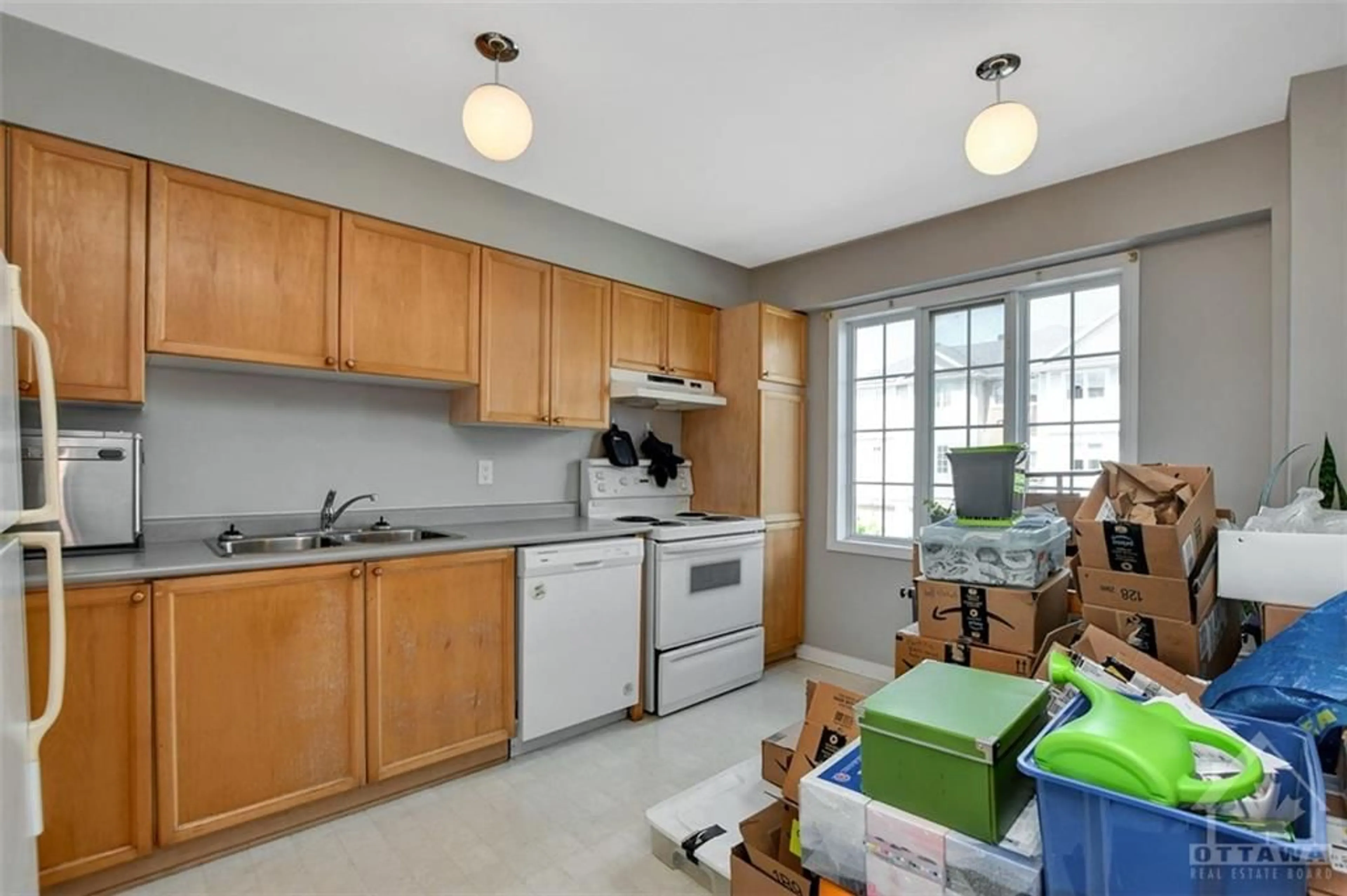 Standard kitchen for 73 MANHATTAN Cres, Ottawa Ontario K2C 4B7