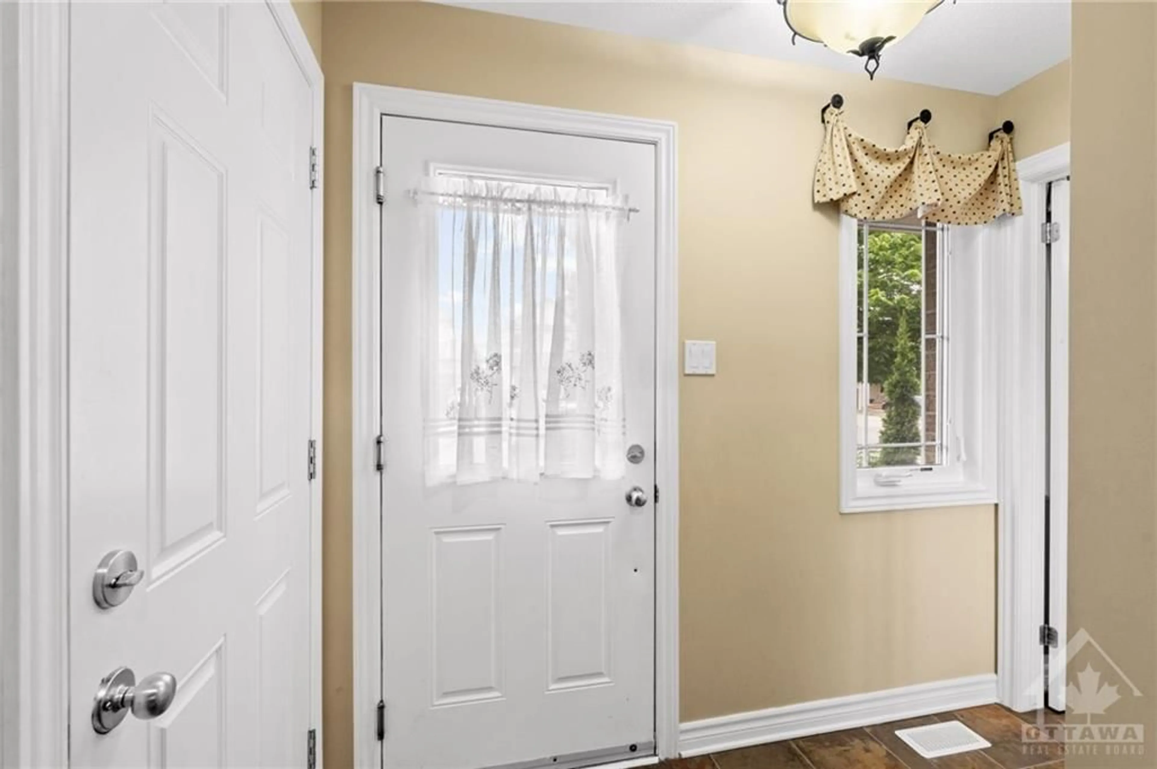 Indoor entryway for 807 CLEARBROOK Dr, Ottawa Ontario K2J 0B9