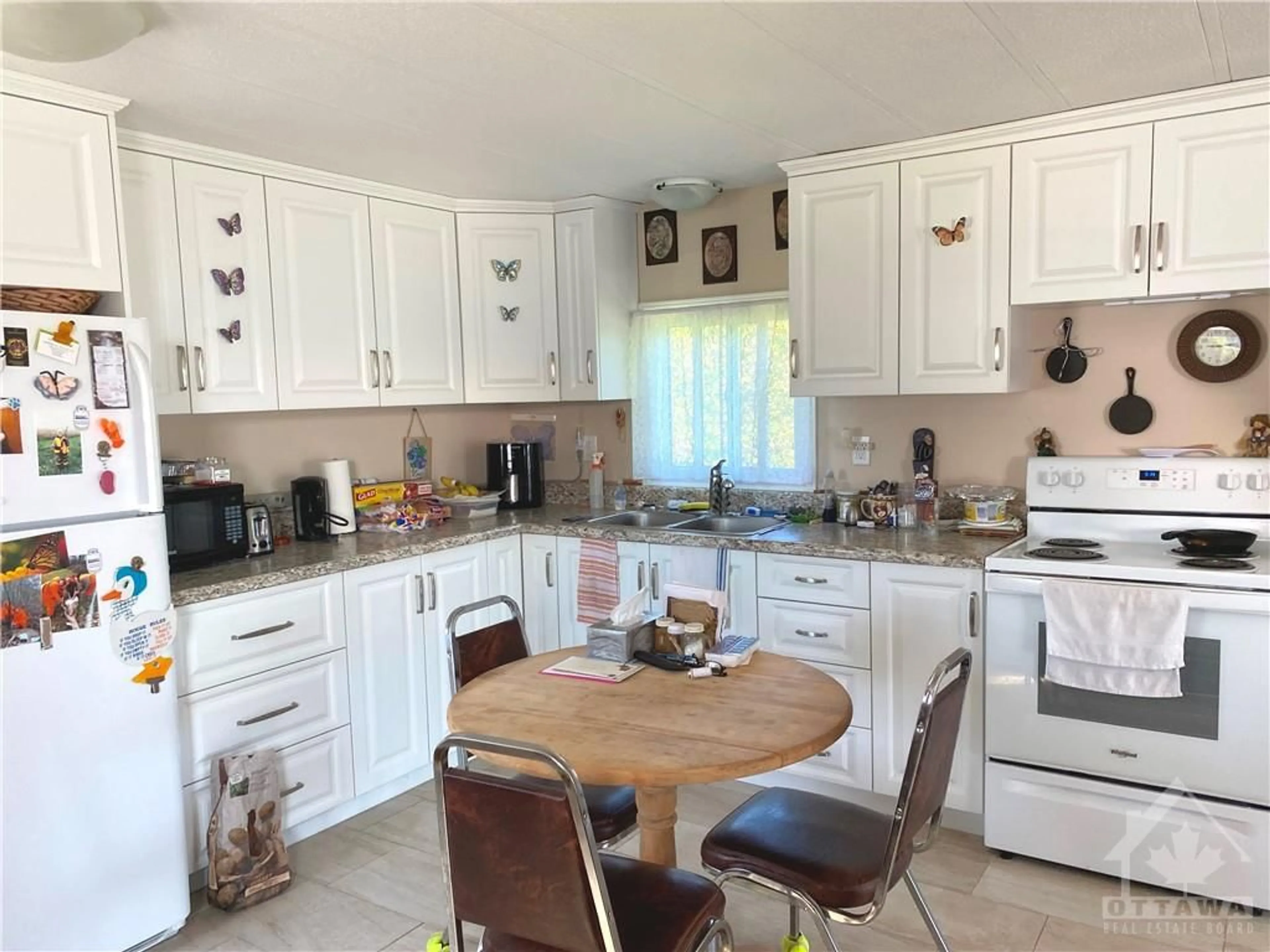 Kitchen for 402 29 Hwy #10, Smiths Falls Ontario K7A 4S5