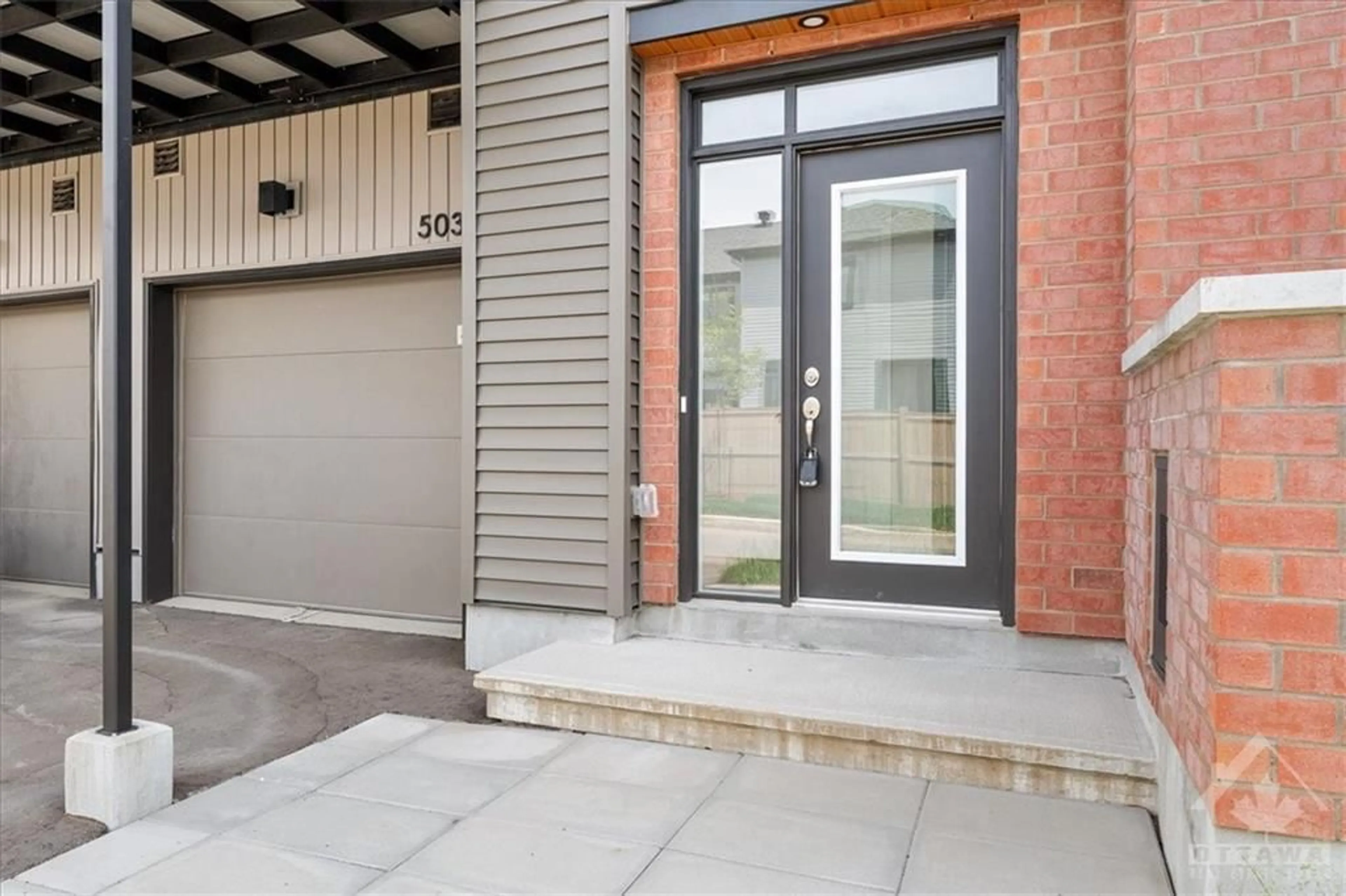 Indoor entryway for 503 LOURMARIN Pvt, Orleans Ontario K4A 5L6