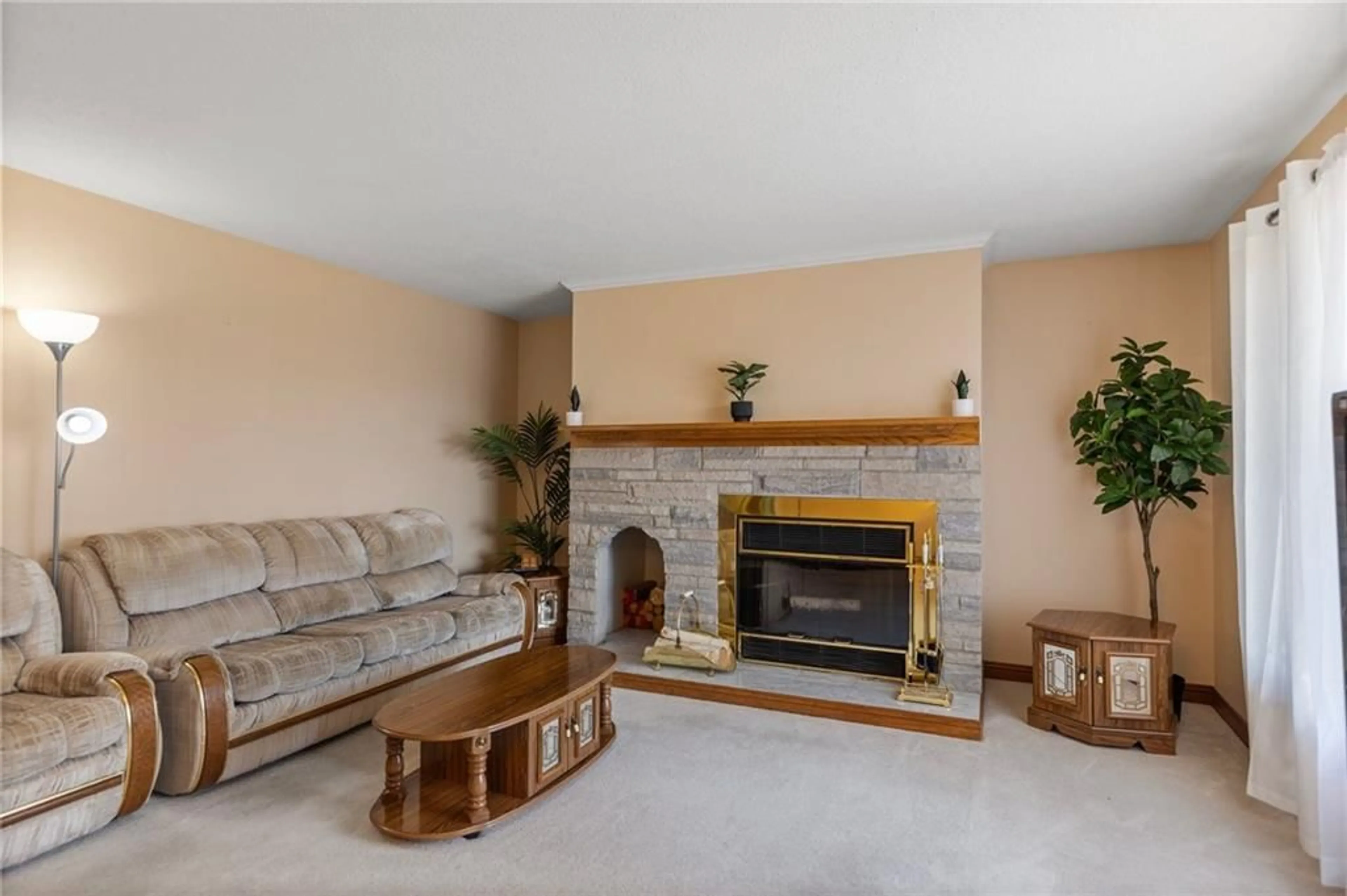 Living room, carpet floors for 4510 SUSAN Dr, Tincap Ontario K6T 1A3