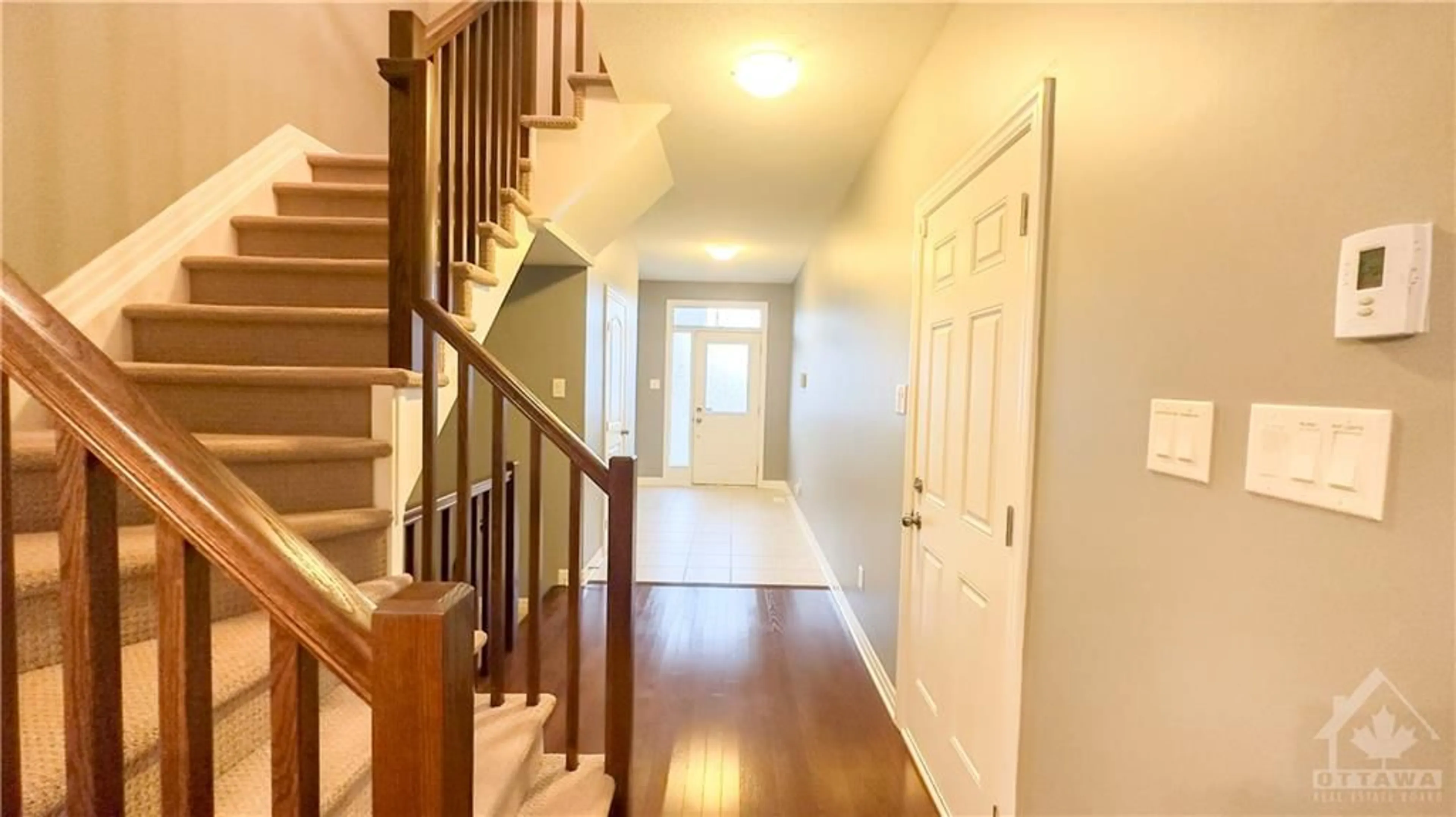 Indoor entryway for 617 SUNBURST St, Gloucester Ontario K1T 0L1