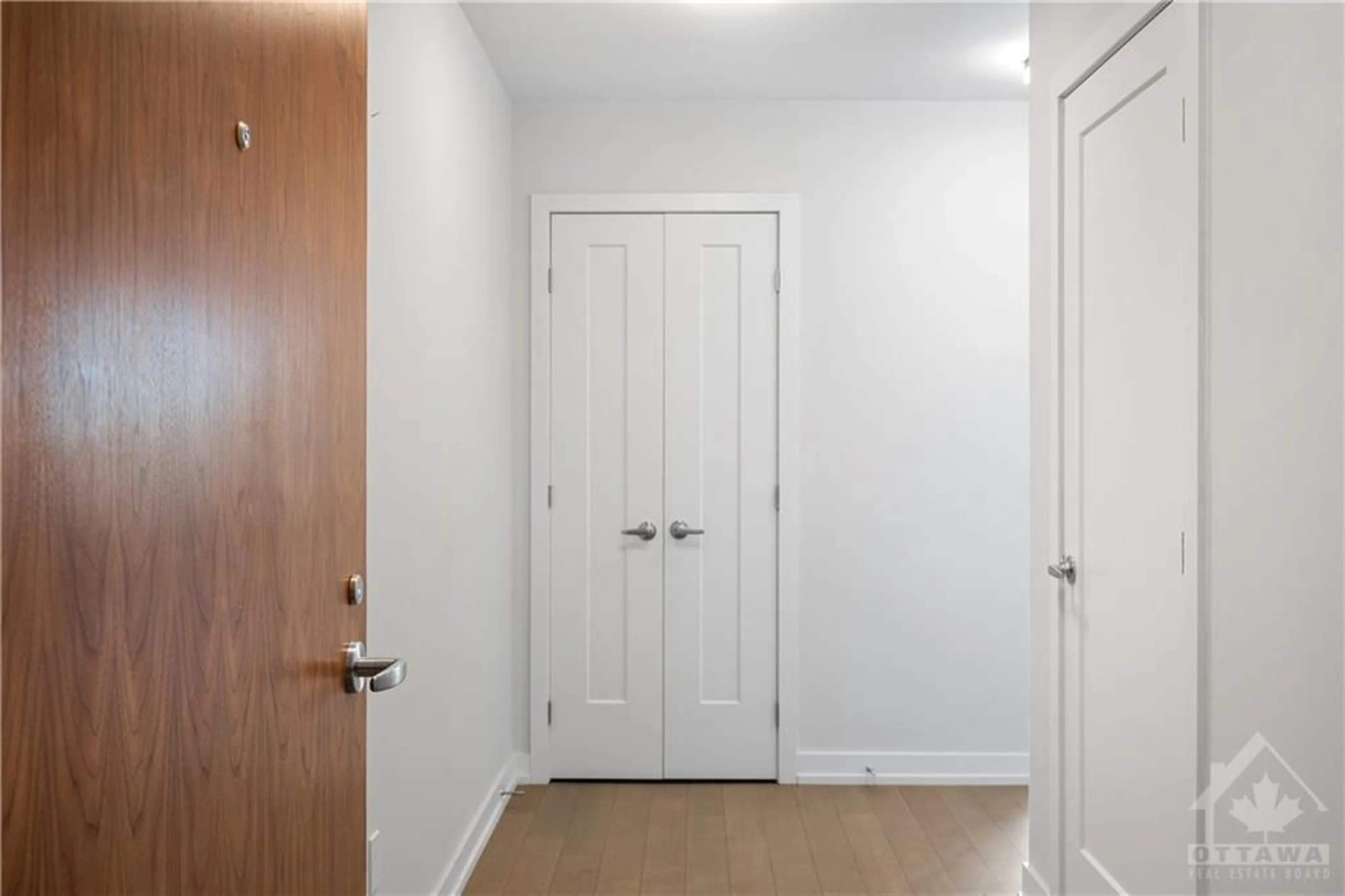 Indoor entryway for 570 DE MAZENOD Ave #501, Ottawa Ontario K1S 5X2