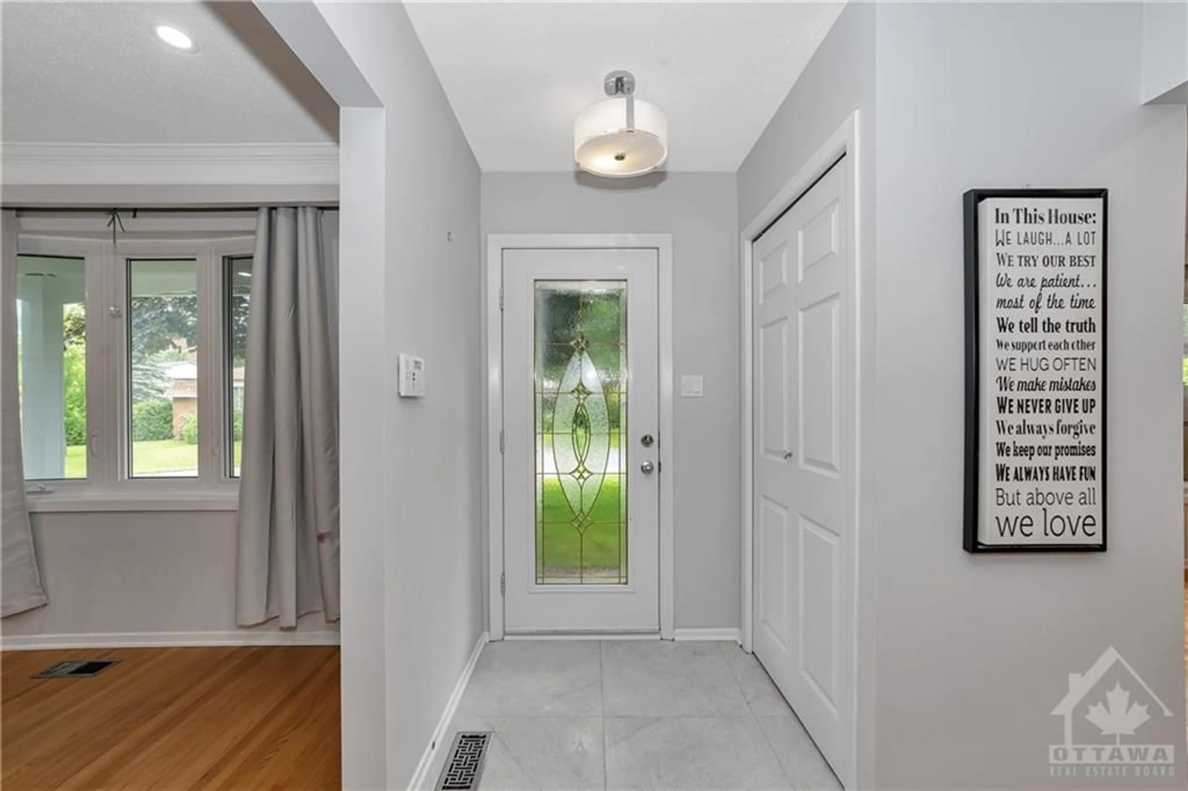 Indoor entryway for 15 RIDGEBURN Gate, Ottawa Ontario K1B 4C7