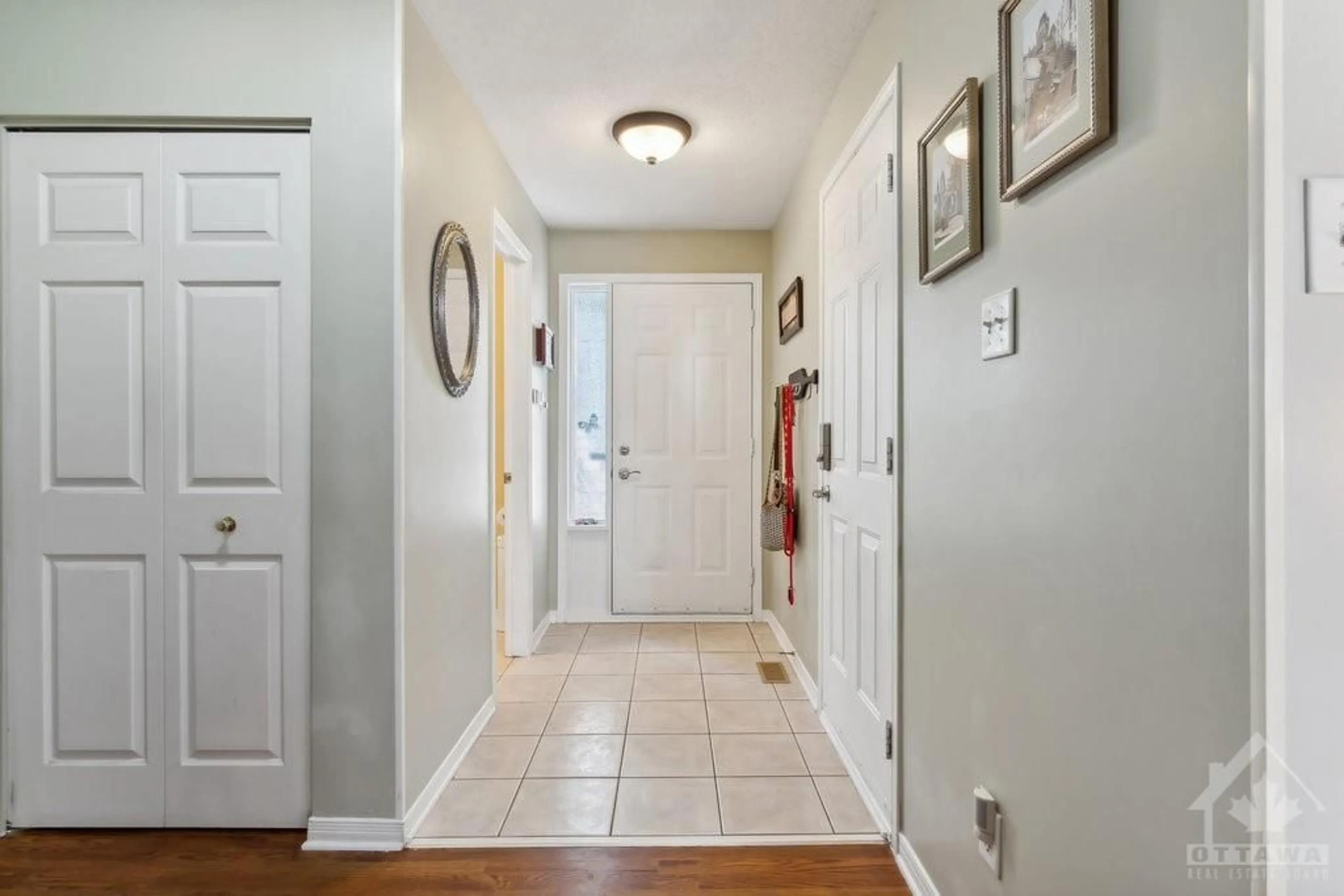 Indoor entryway for 87 MEADOWCROFT Cres, Ottawa Ontario K1J 1H2