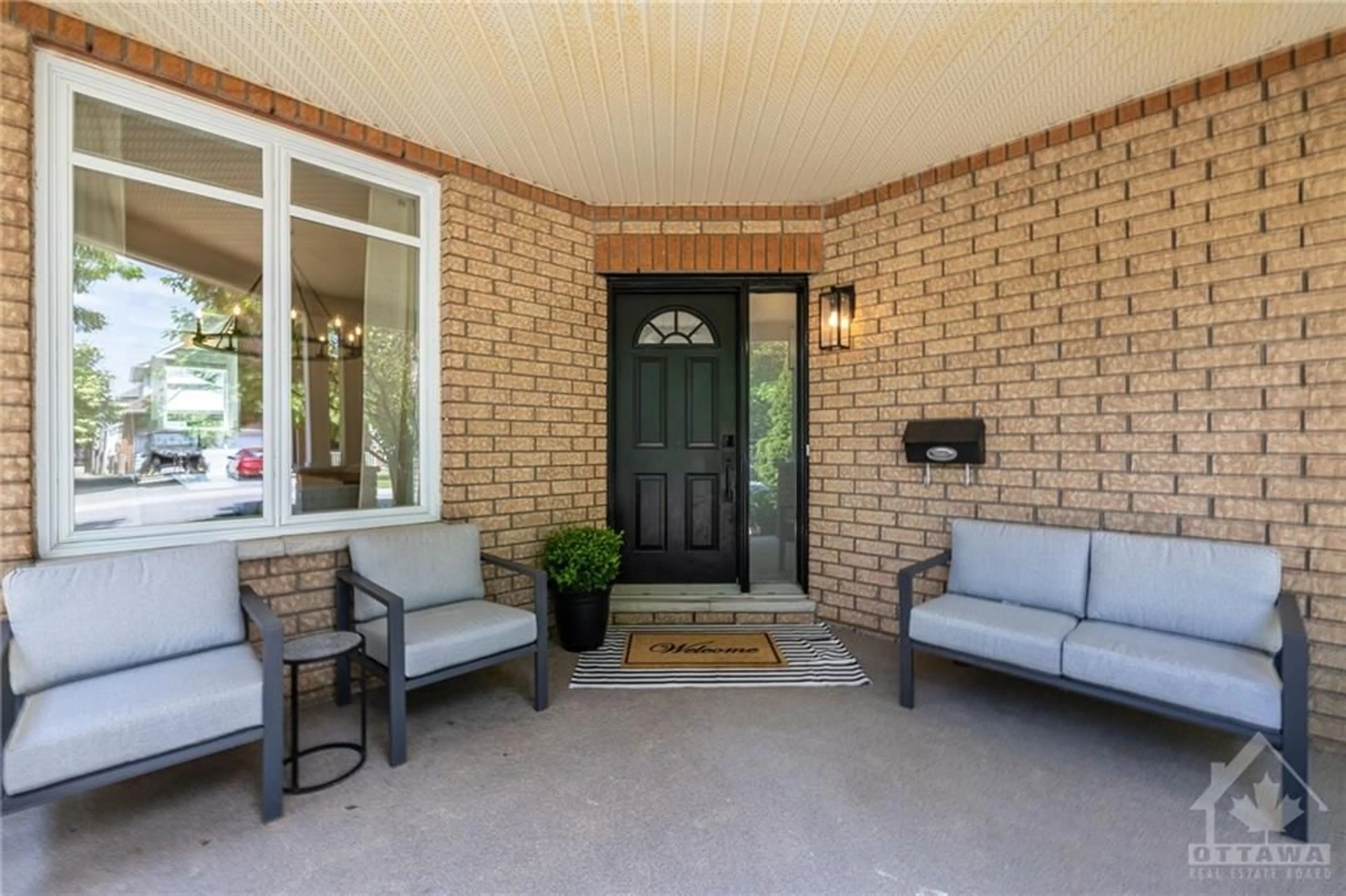 Indoor entryway for 8 REDBRIDGE Cres, Ottawa Ontario K2J 4Y7