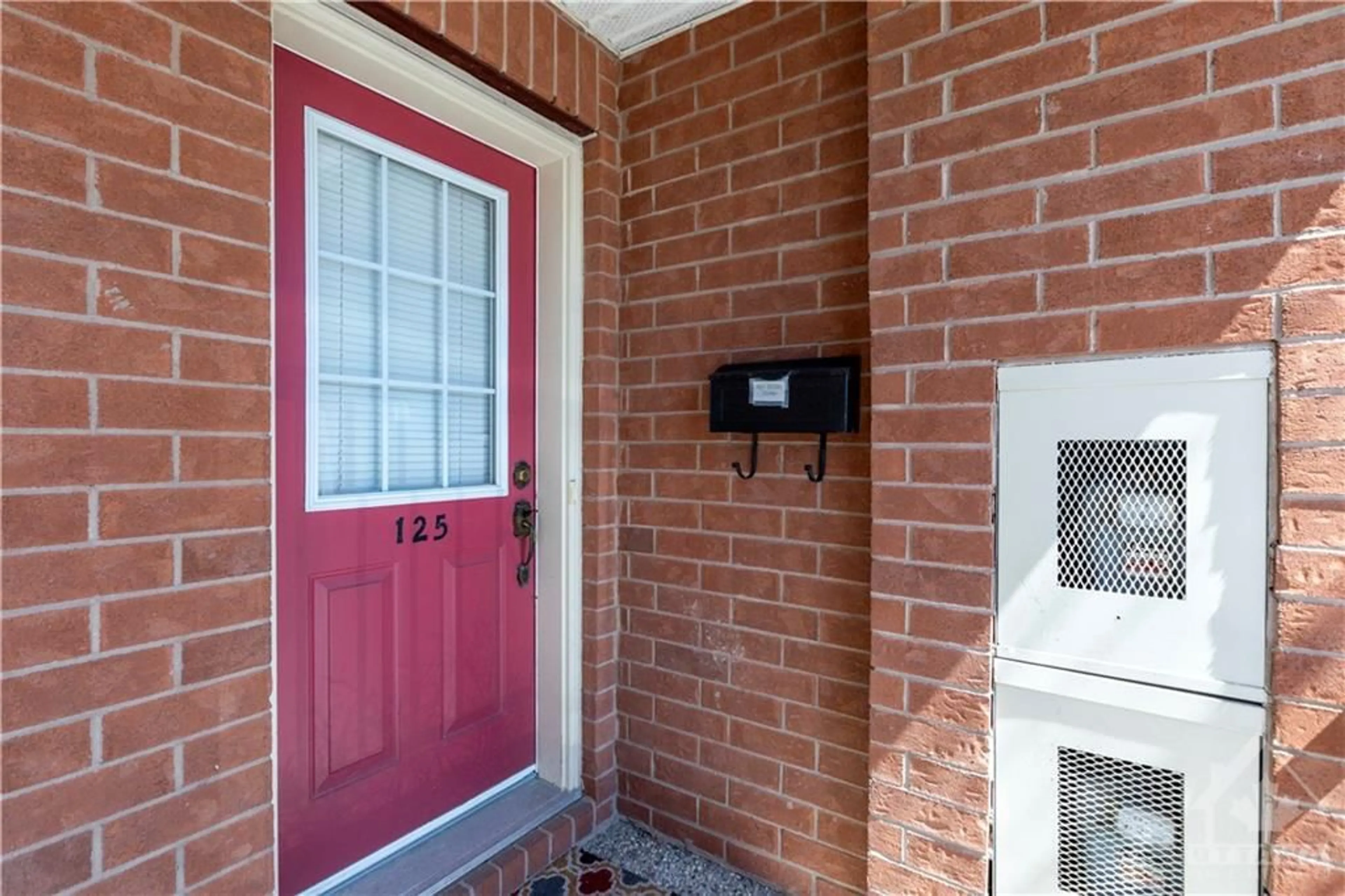 Indoor entryway for 125 GATESTONE Pvt, Ottawa Ontario K1J 1K5