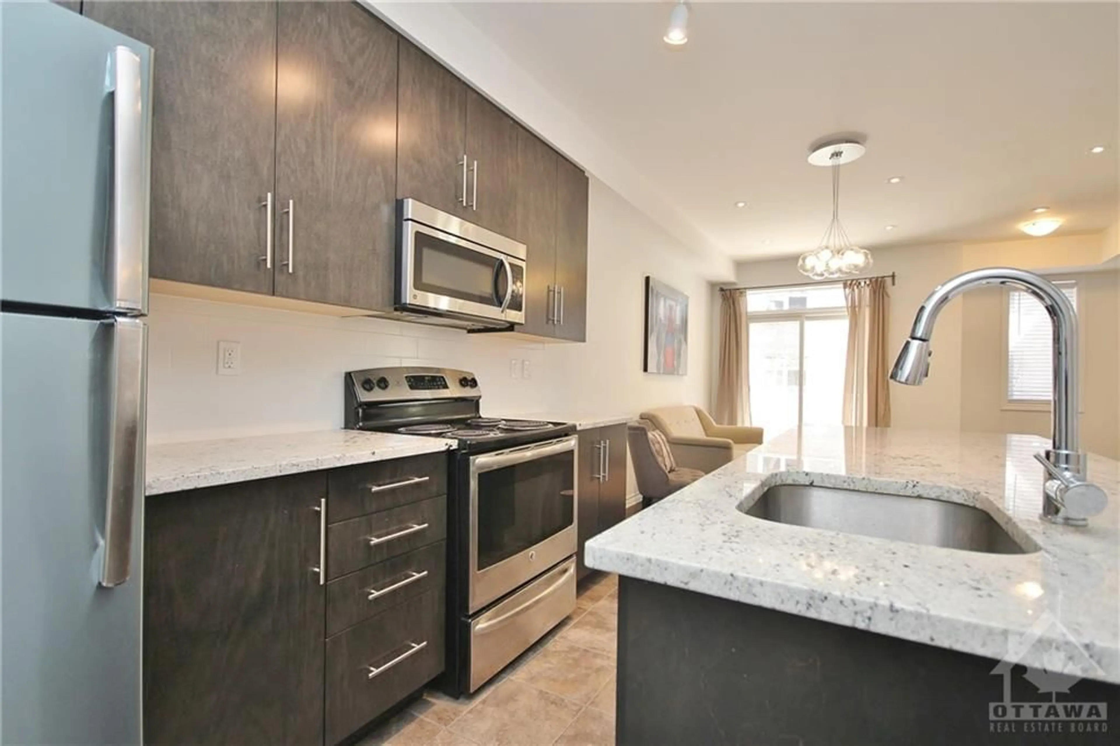 Standard kitchen for 306 EVEREST Pvt #D, Ottawa Ontario K1G 4E3