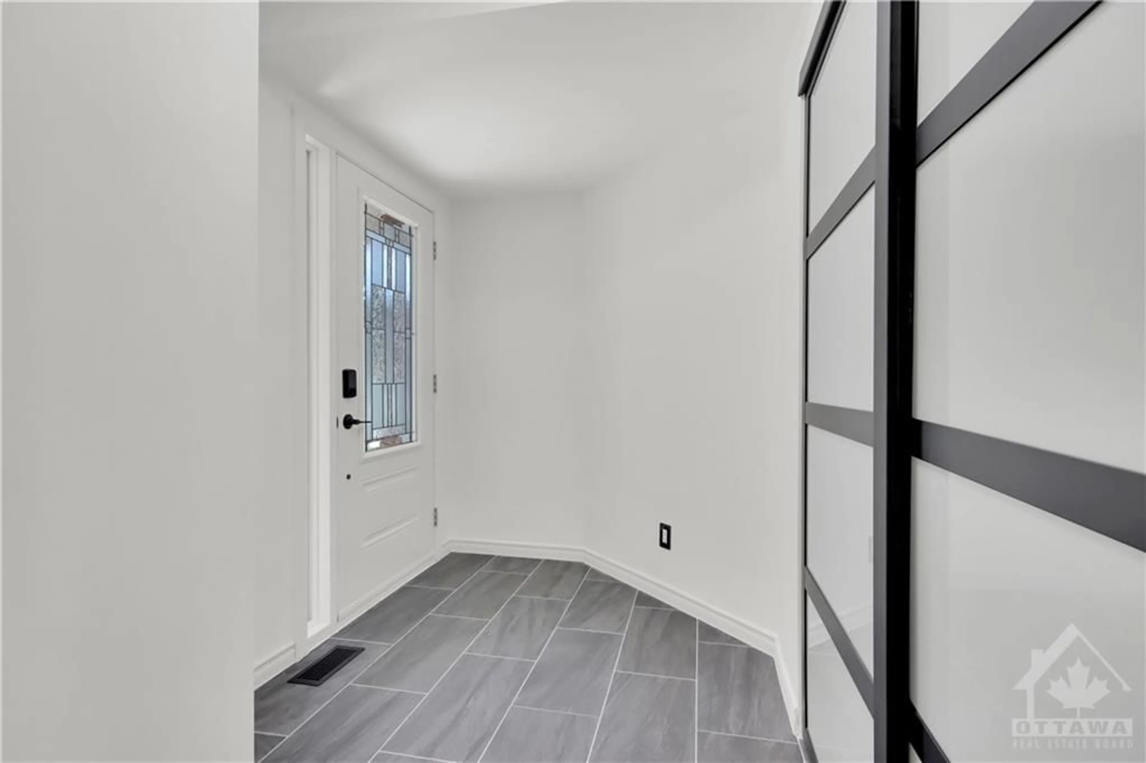 Indoor entryway for 33 BRIDLE PARK Dr, Ottawa Ontario K2M 2E2