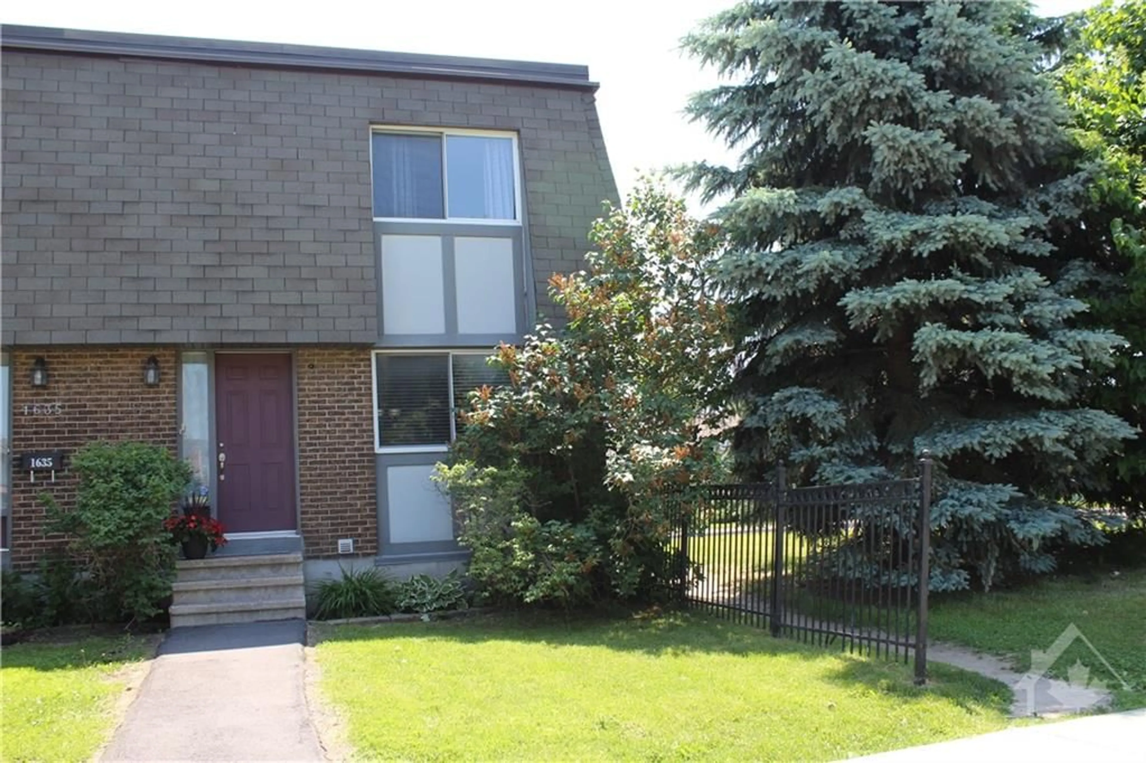 A pic from exterior of the house or condo for 1633 HEATHERINGTON Rd, Ottawa Ontario K1V 8V8