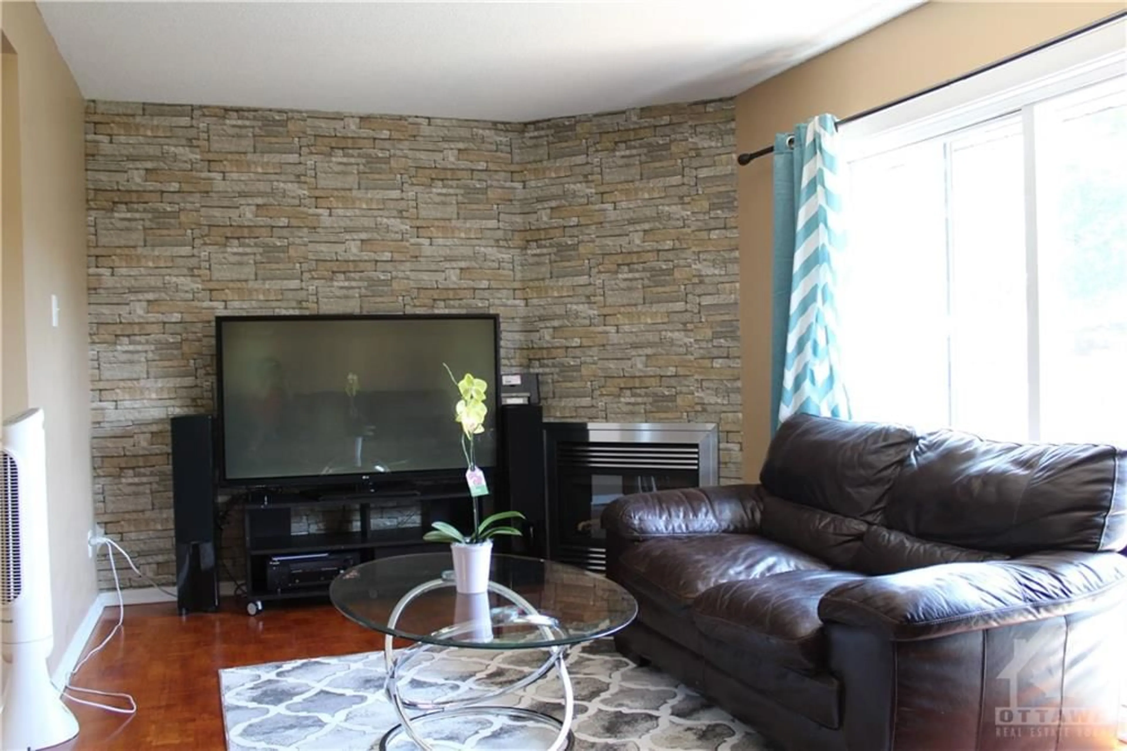 Living room for 1633 HEATHERINGTON Rd, Ottawa Ontario K1V 8V8