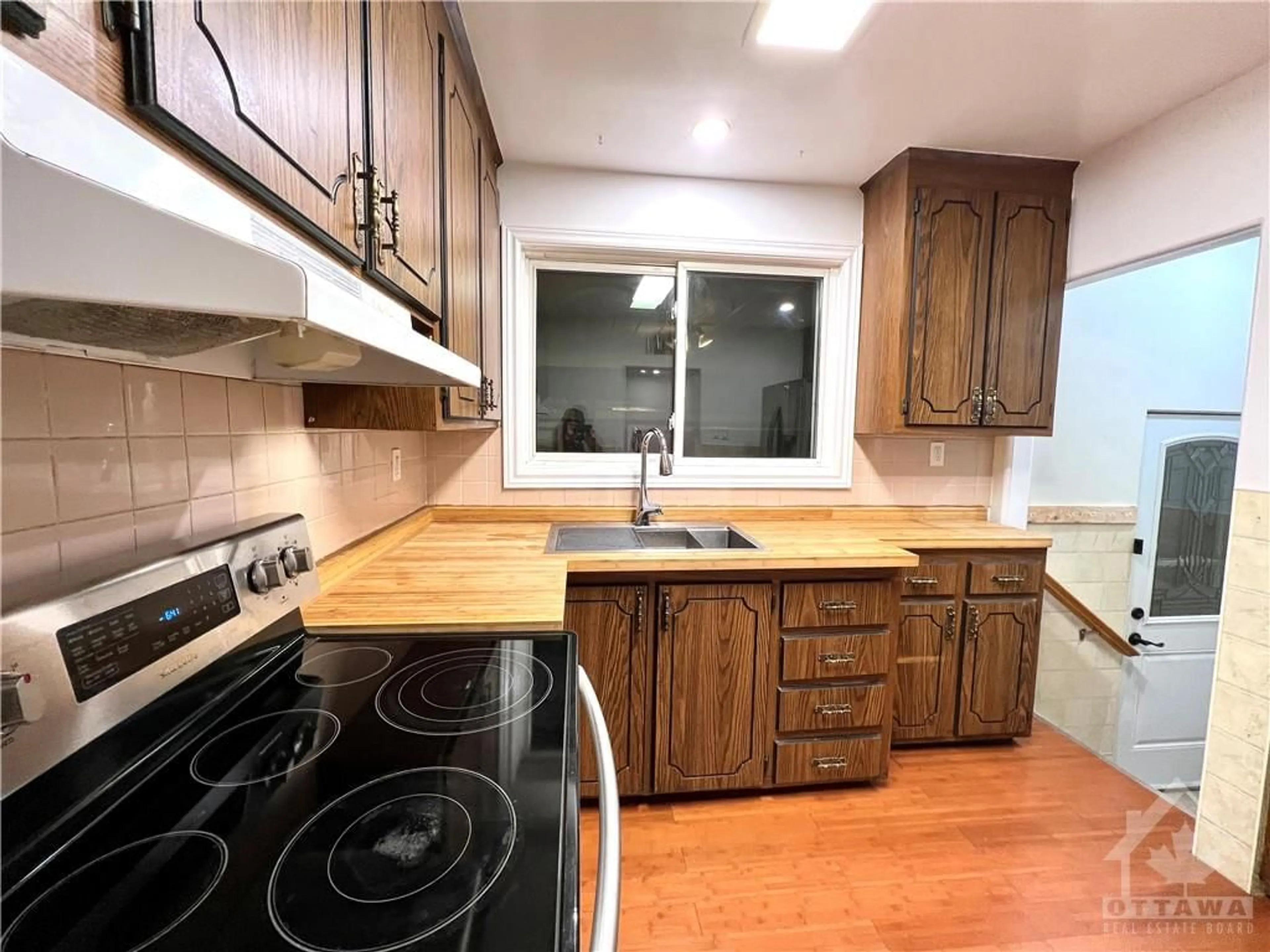 Standard kitchen for 2246 IRIS St, Ottawa Ontario K2C 1C2