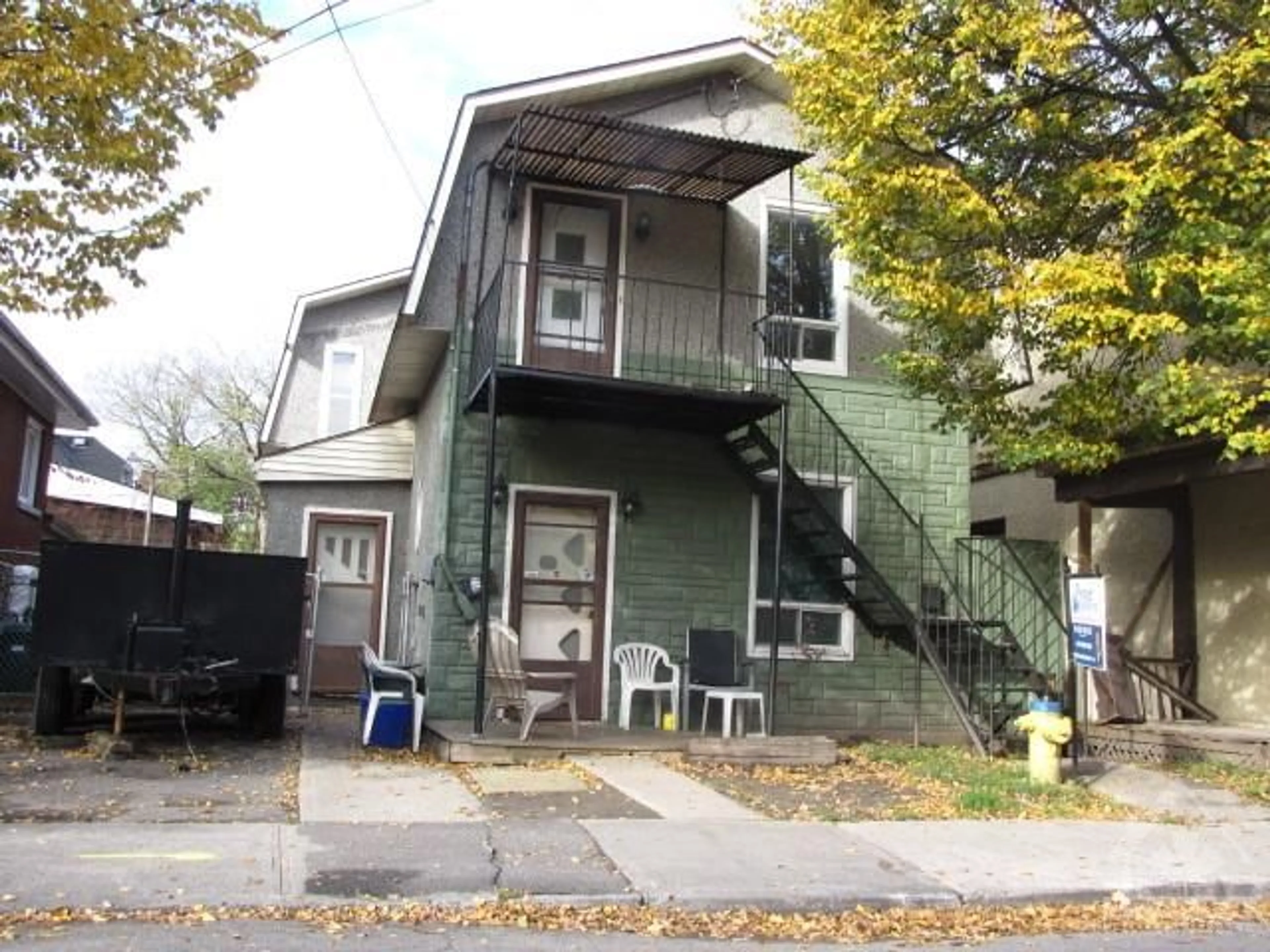 Frontside or backside of a home for 210 HANNAH St, Ottawa Ontario K1L 7M7