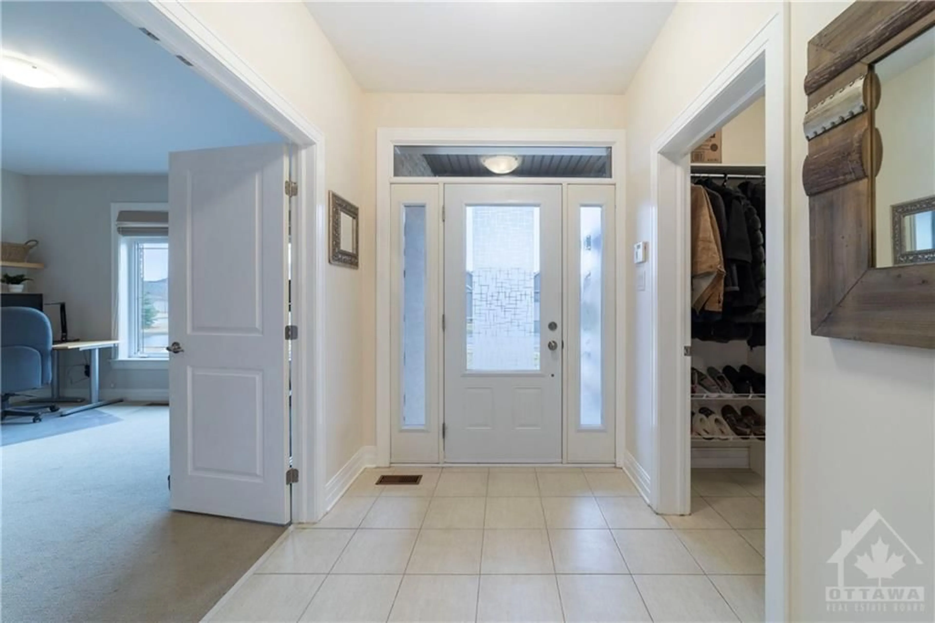 Indoor entryway for 188 CEDARSTONE St, Ottawa Ontario K0A 2Z0