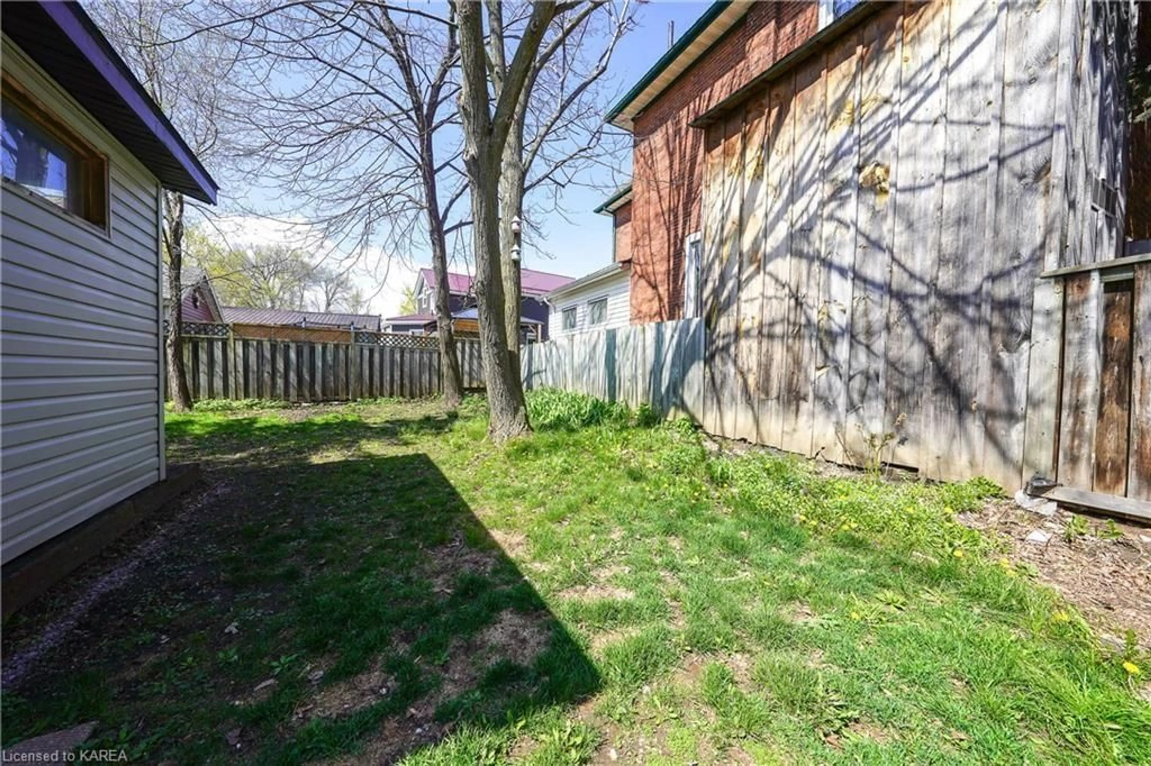 Fenced yard for 174 PINE St, Brockville Ontario K6V 1H4