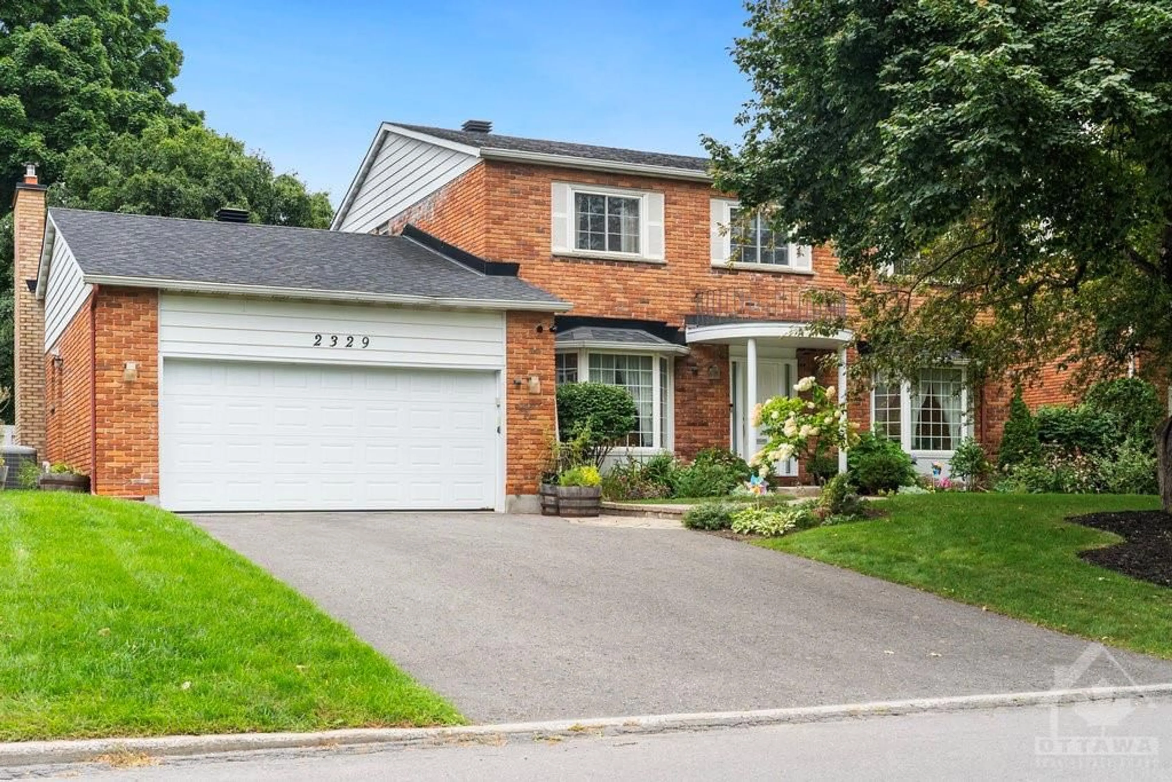 Home with brick exterior material for 2329 VIRGINIA Dr, Ottawa Ontario K1H 6W9