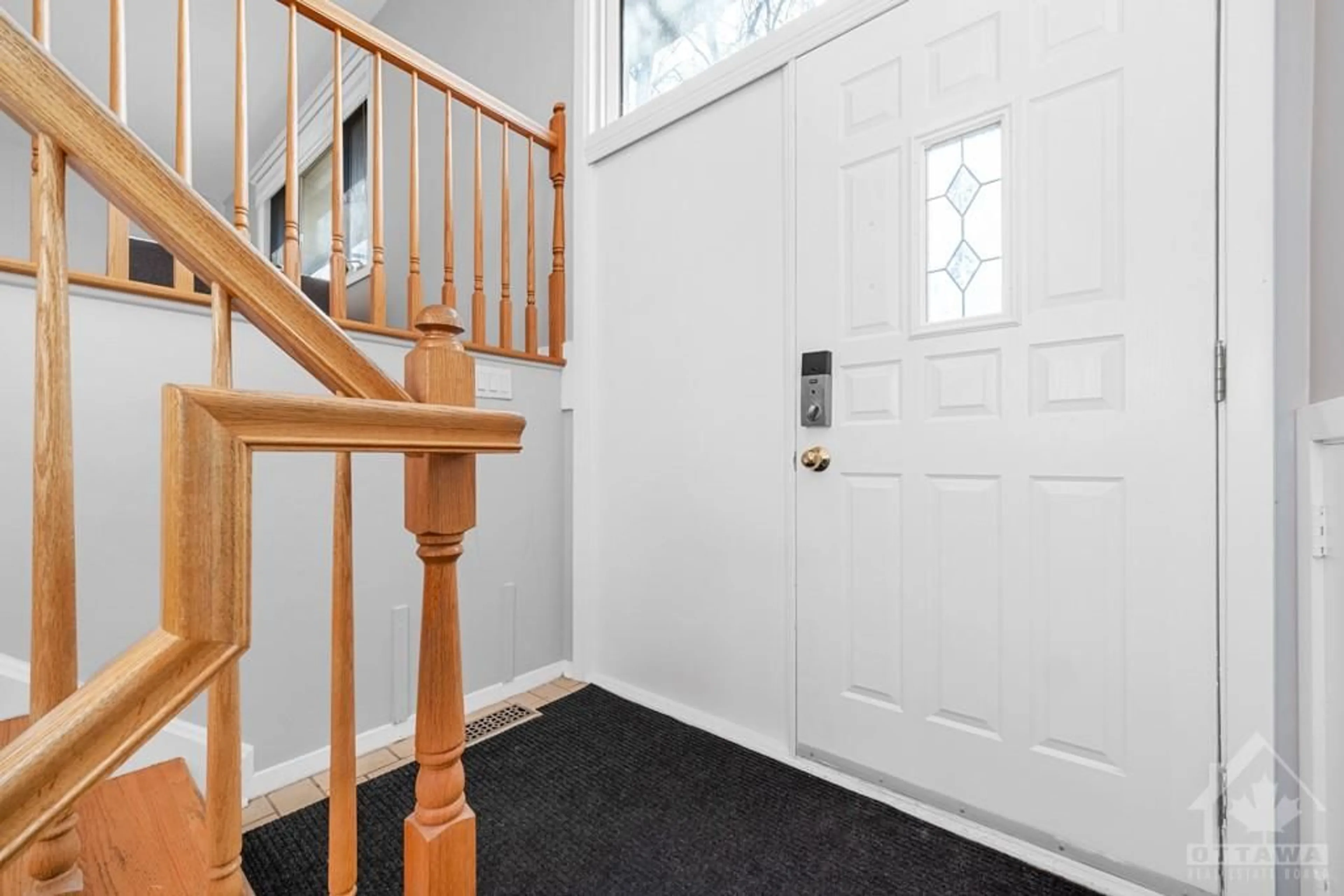 Indoor foyer for 953 GARWOOD Ave, Ottawa Ontario K1V 6W8