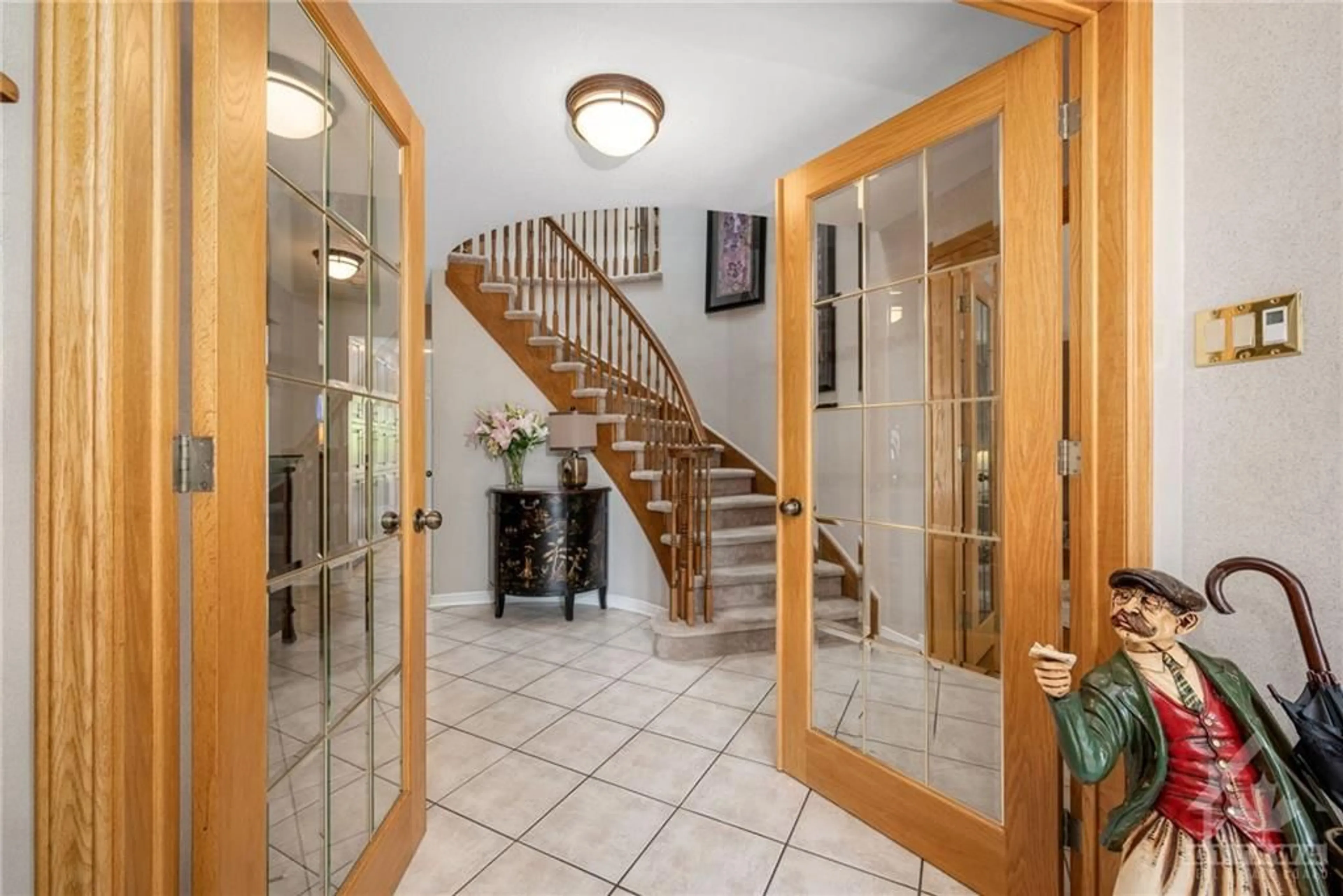 Indoor foyer for 1982 DU CLAIRVAUX Rd, Ottawa Ontario K1C 6B1