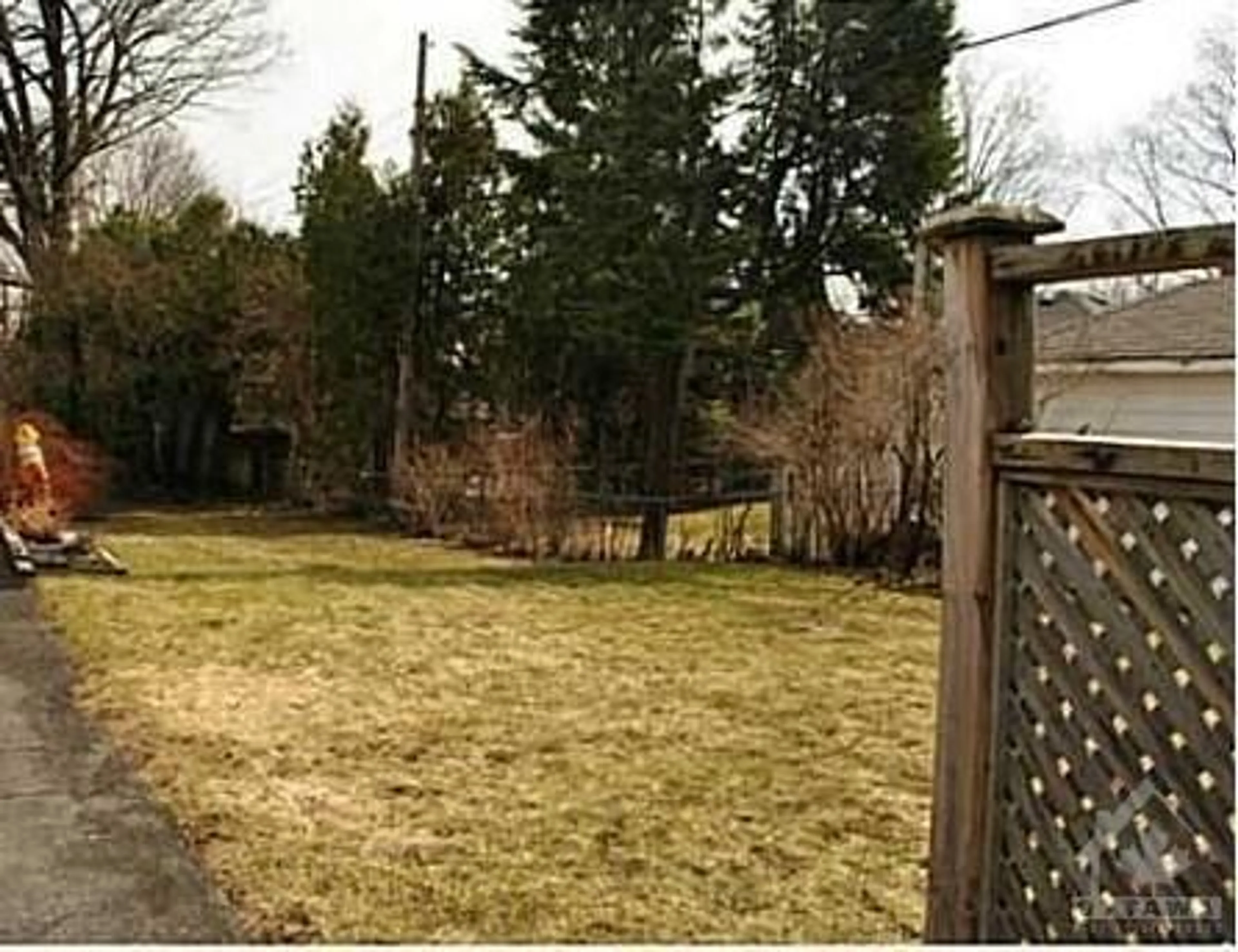 Fenced yard for 97 MARLOWE Cres, Ottawa Ontario K1S 1H9