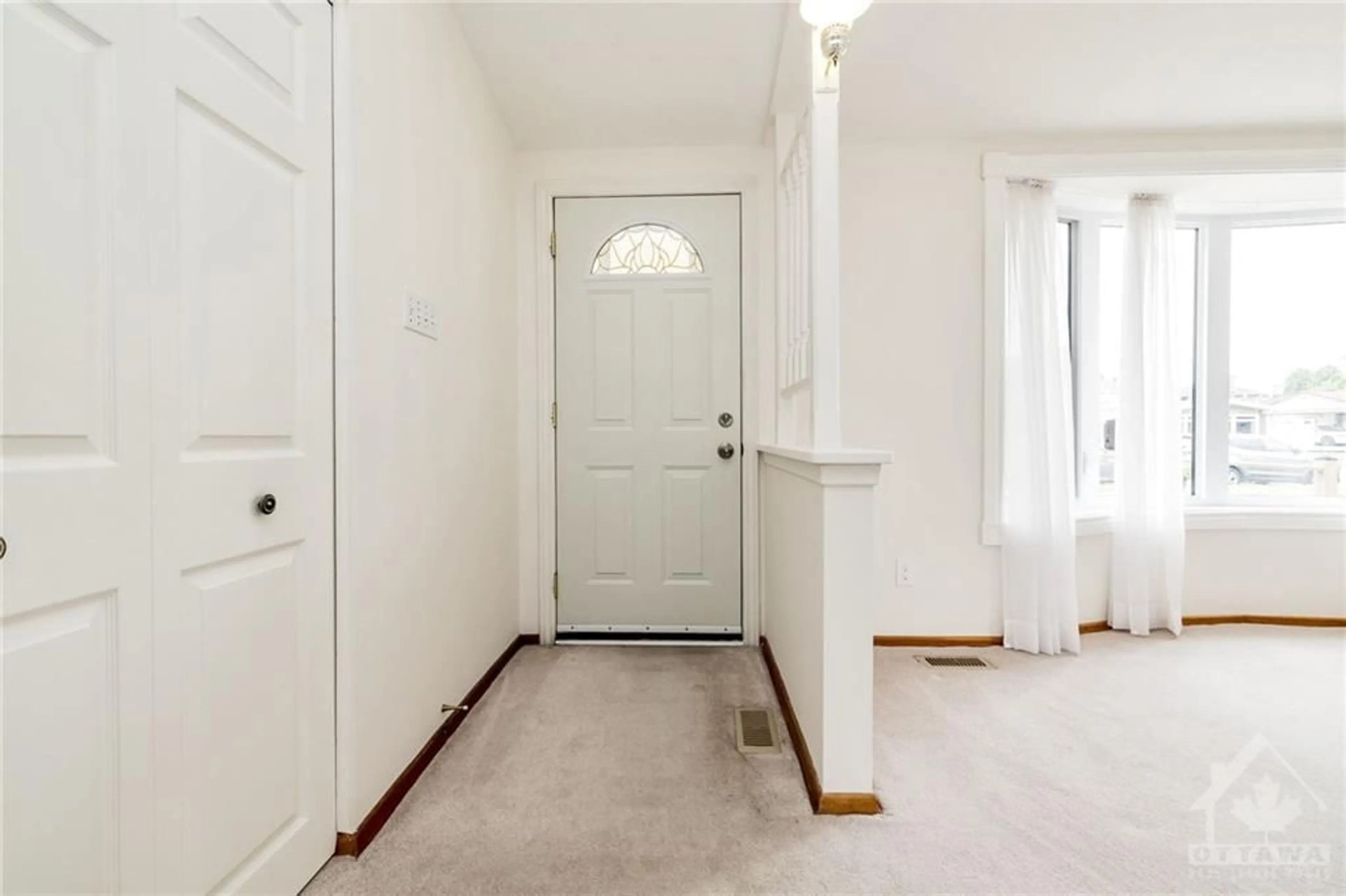 Indoor entryway for 1382 SAULT St, Ottawa Ontario K1E 1G9