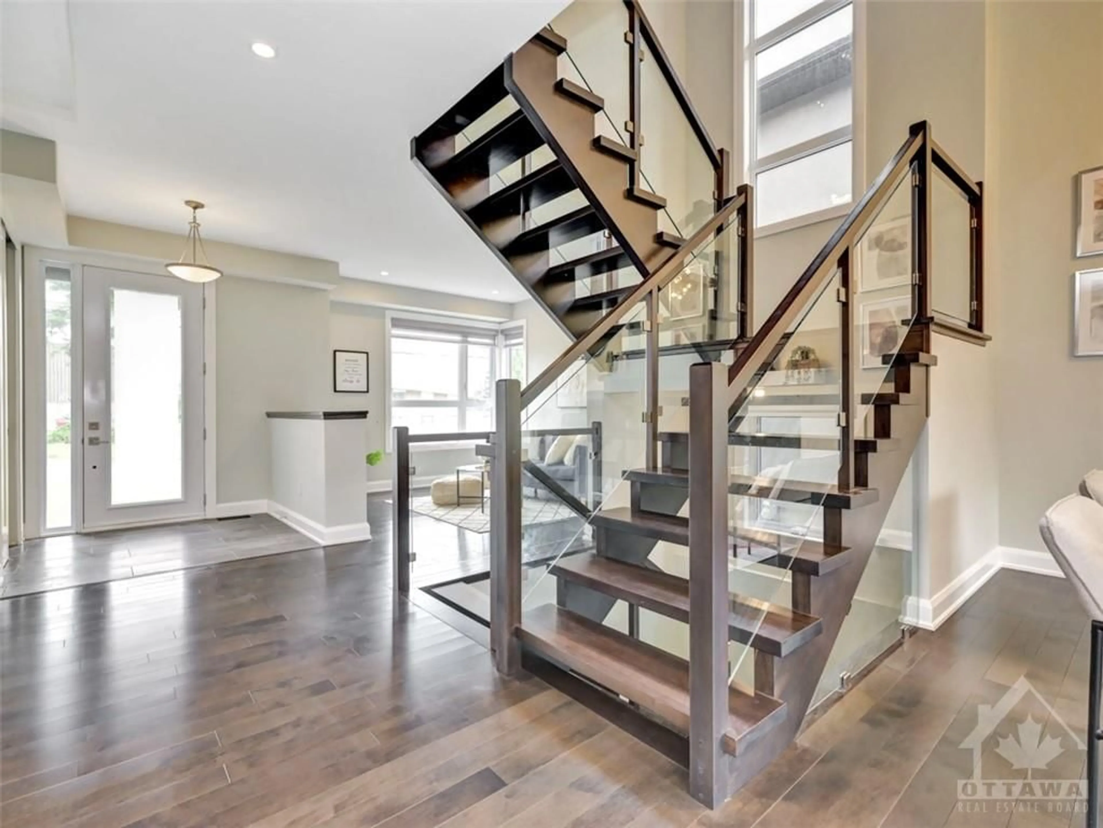 Stairs for 17 RIDEAU HEIGHTS Dr, Ottawa Ontario K2E 7A7