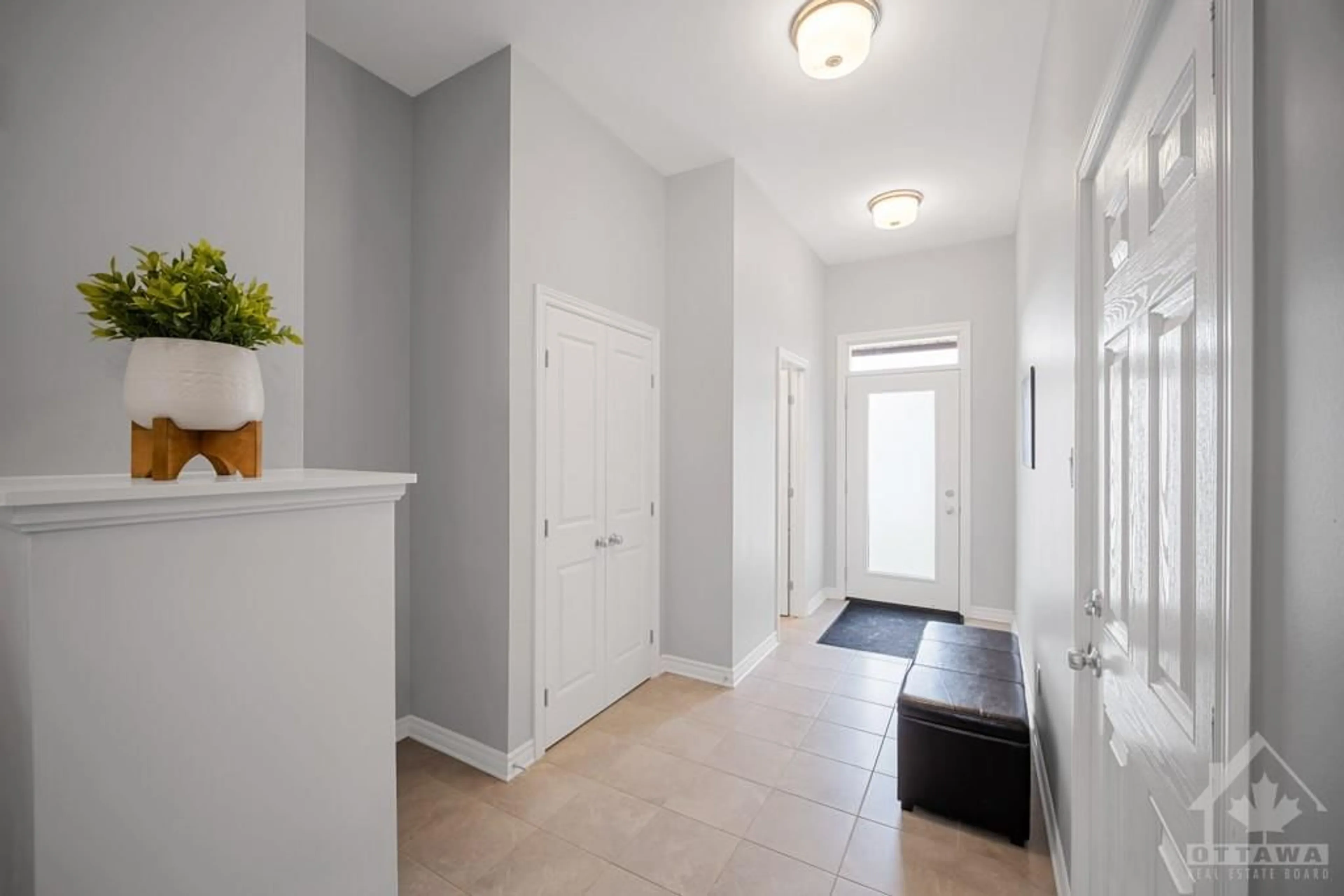 Indoor entryway for 935 GEOGRAPHE Terr, Ottawa Ontario K4A 1J6