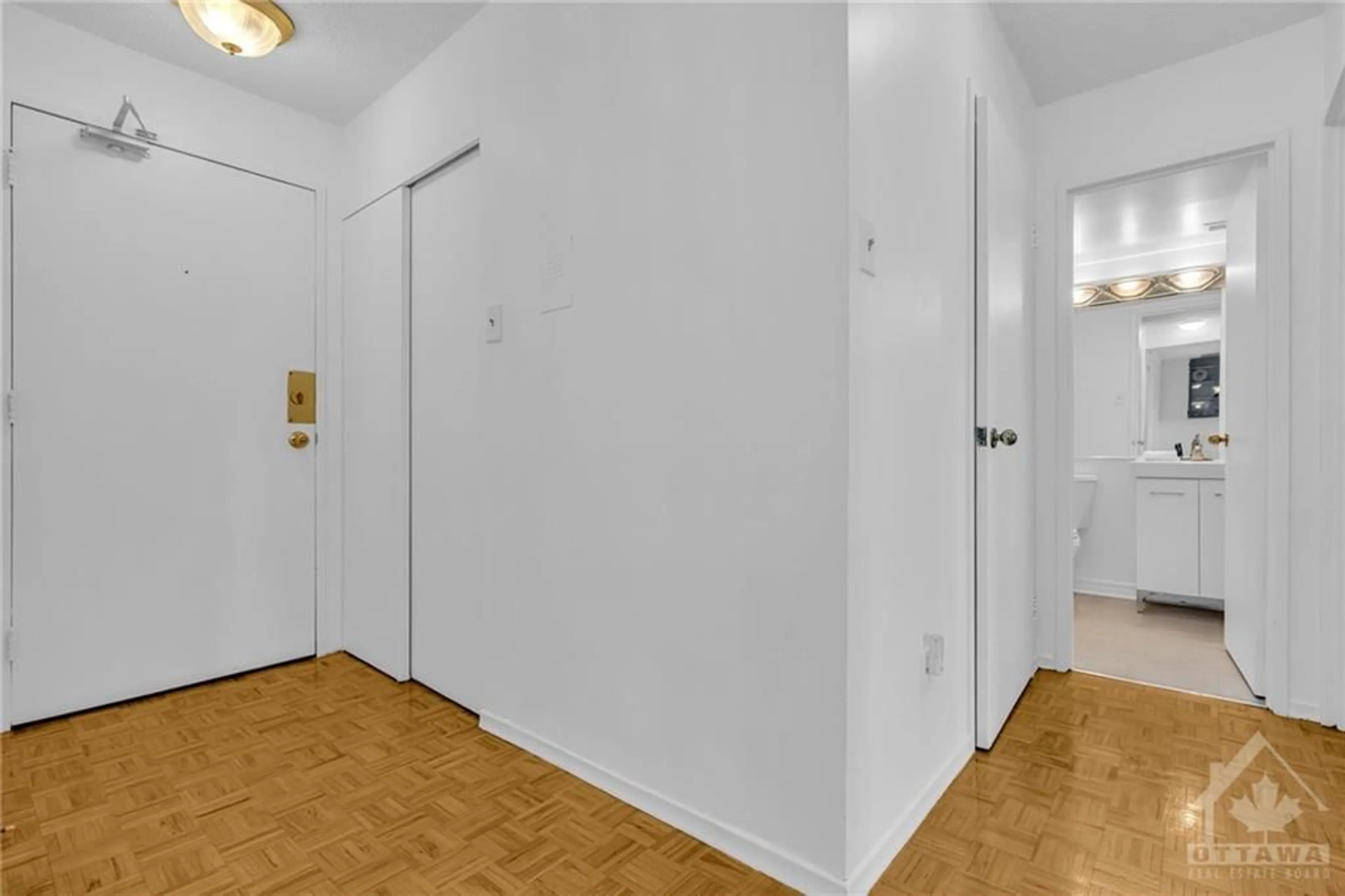 Indoor foyer for 158B MCARTHUR Ave #1803, Ottawa Ontario K1L 7E7