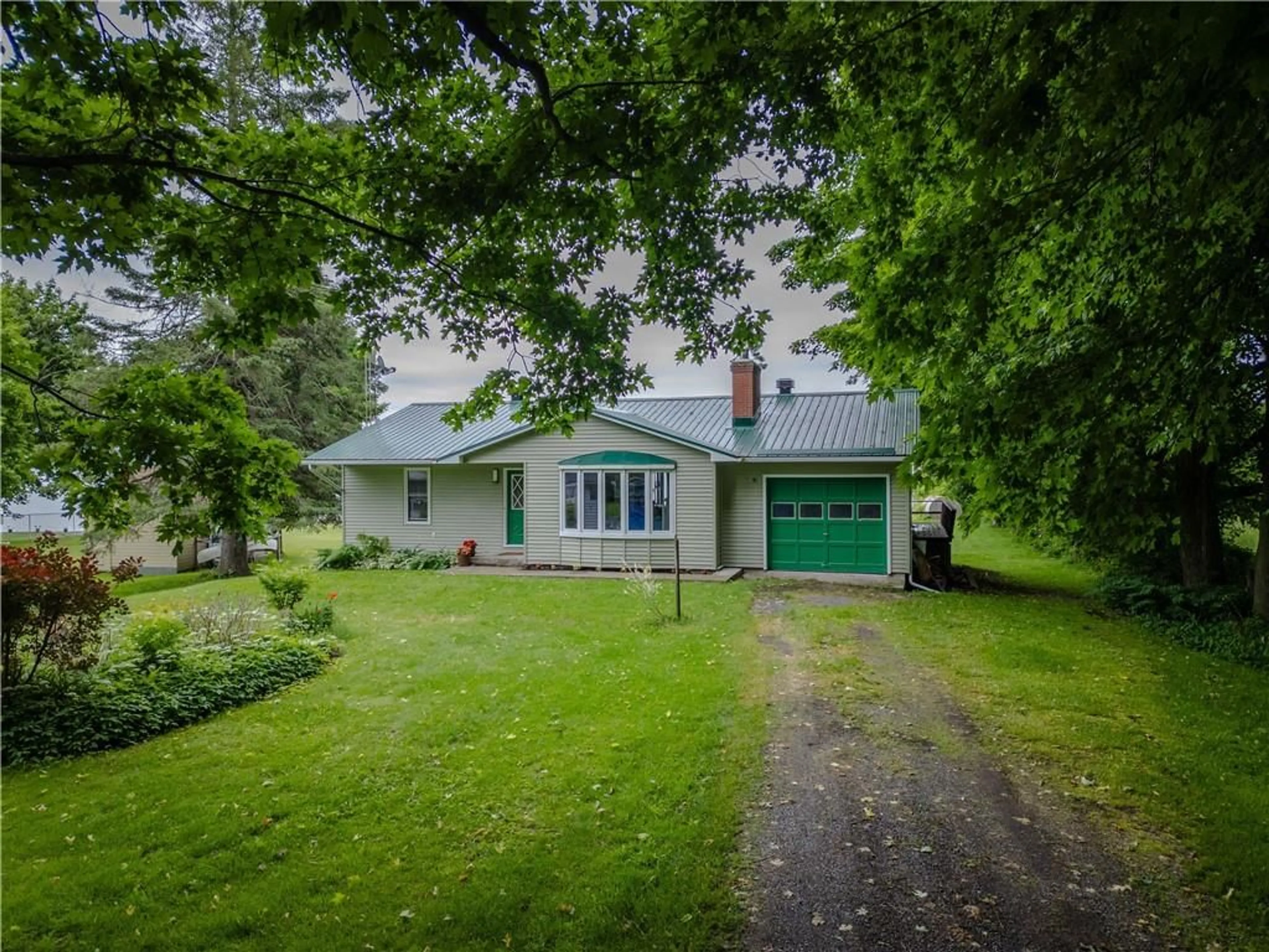 Cottage for 20866 SOUTH SERVICE Rd, Lancaster Ontario K0C 1N0