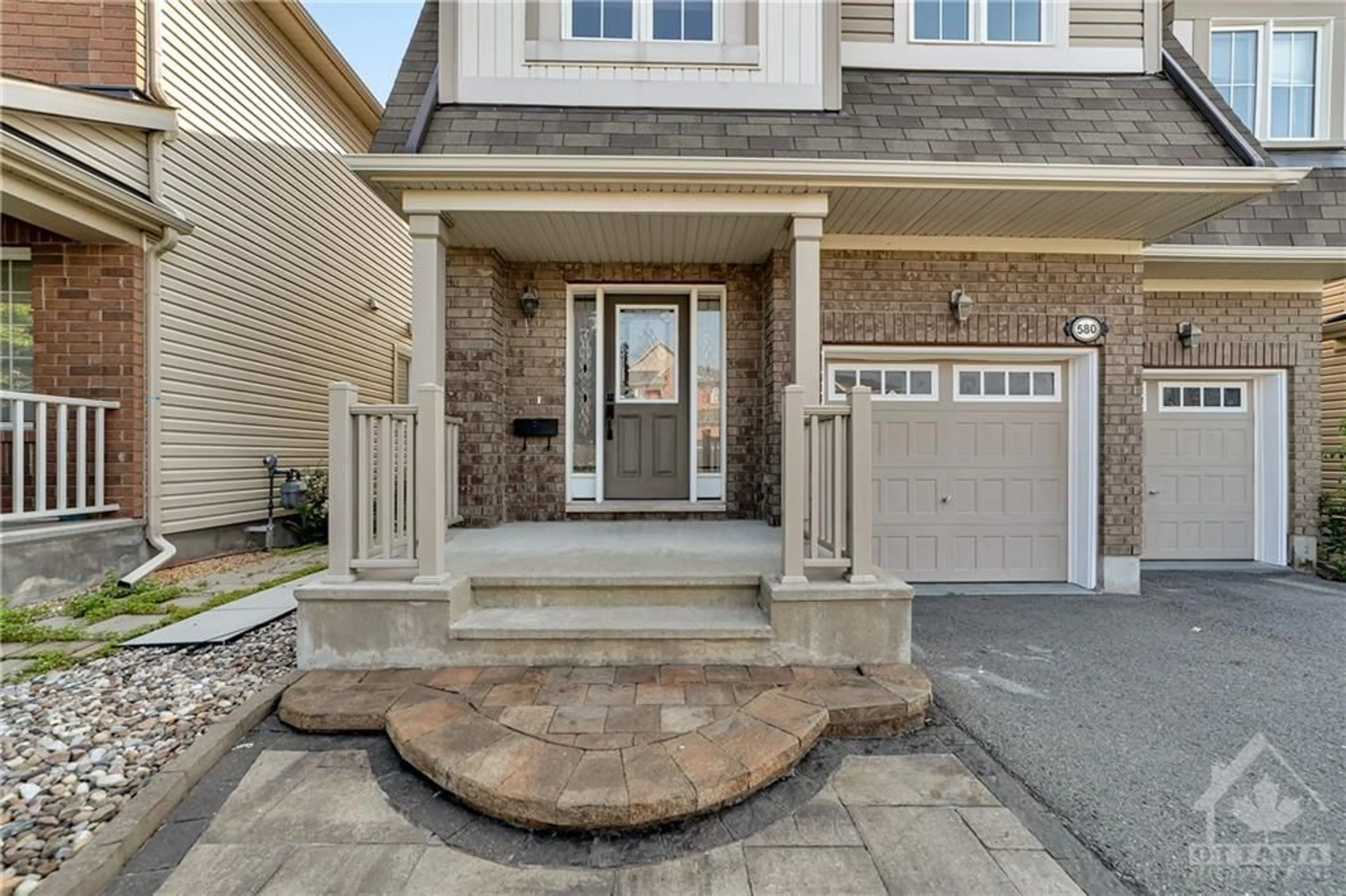 Indoor entryway for 580 SUNLIT Cir, Ottawa Ontario K4A 0V4