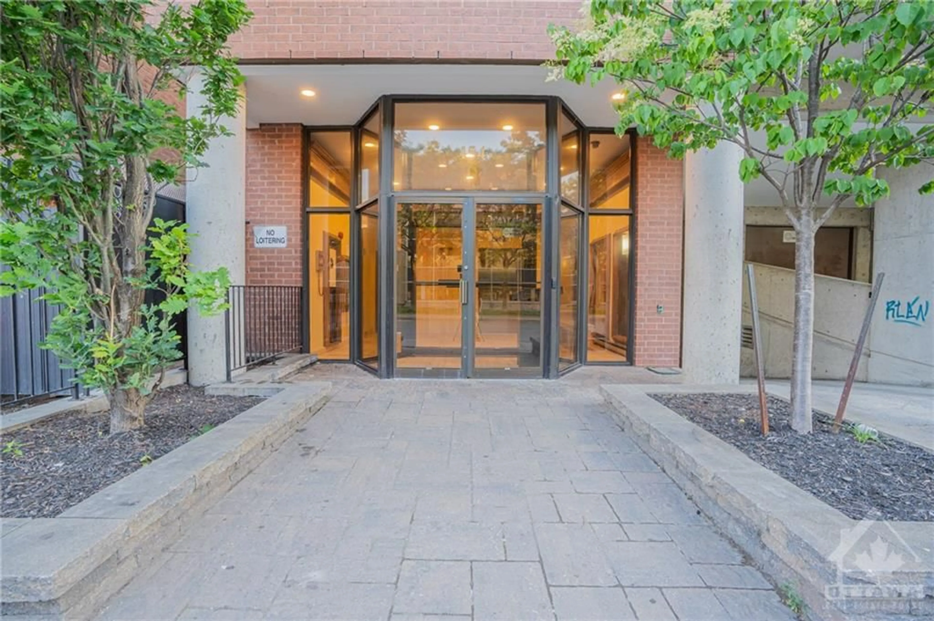 Indoor foyer for 154 NELSON St #404, Ottawa Ontario K1N 7R5