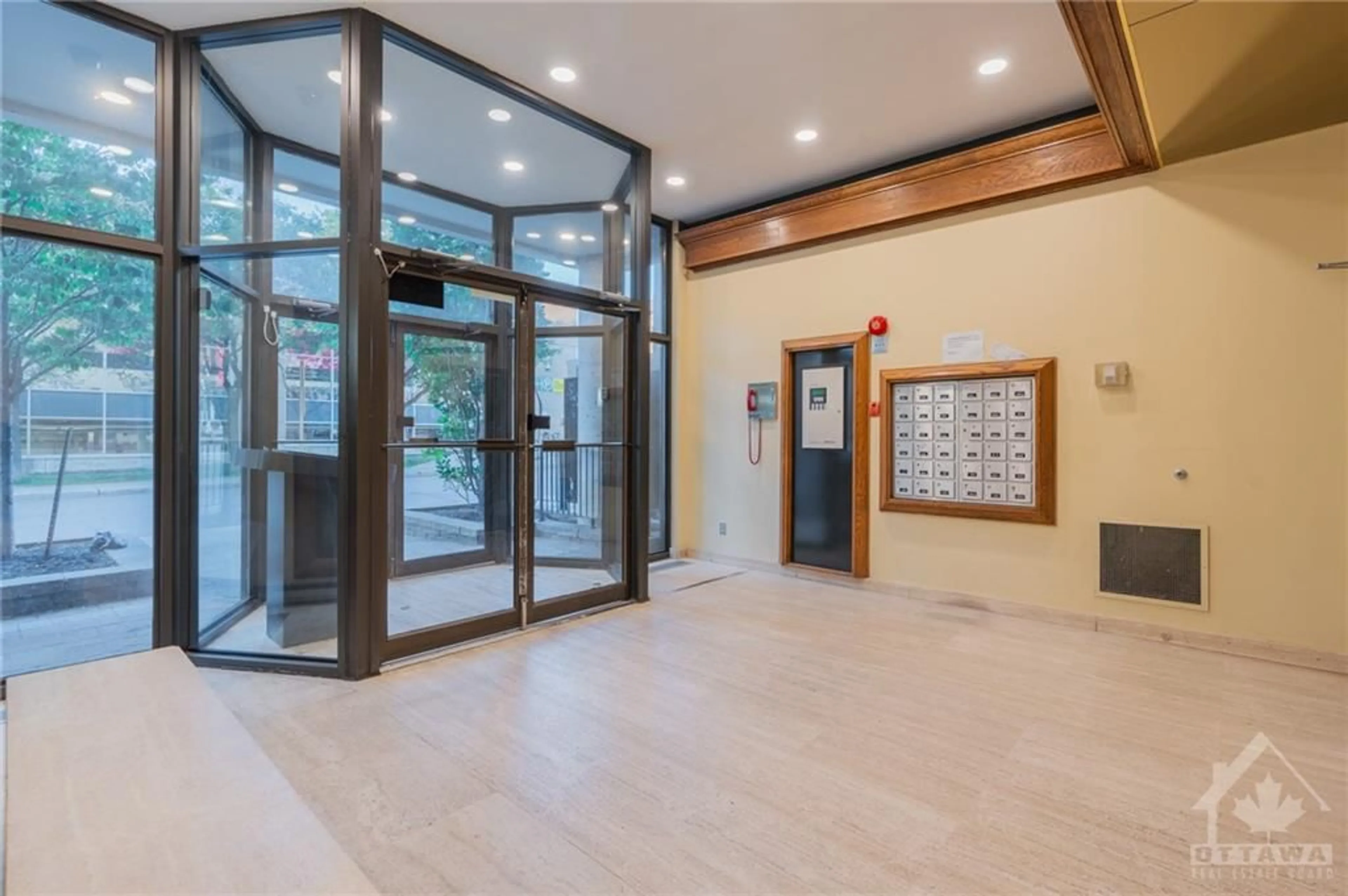 Indoor foyer, wood floors for 154 NELSON St #404, Ottawa Ontario K1N 7R5