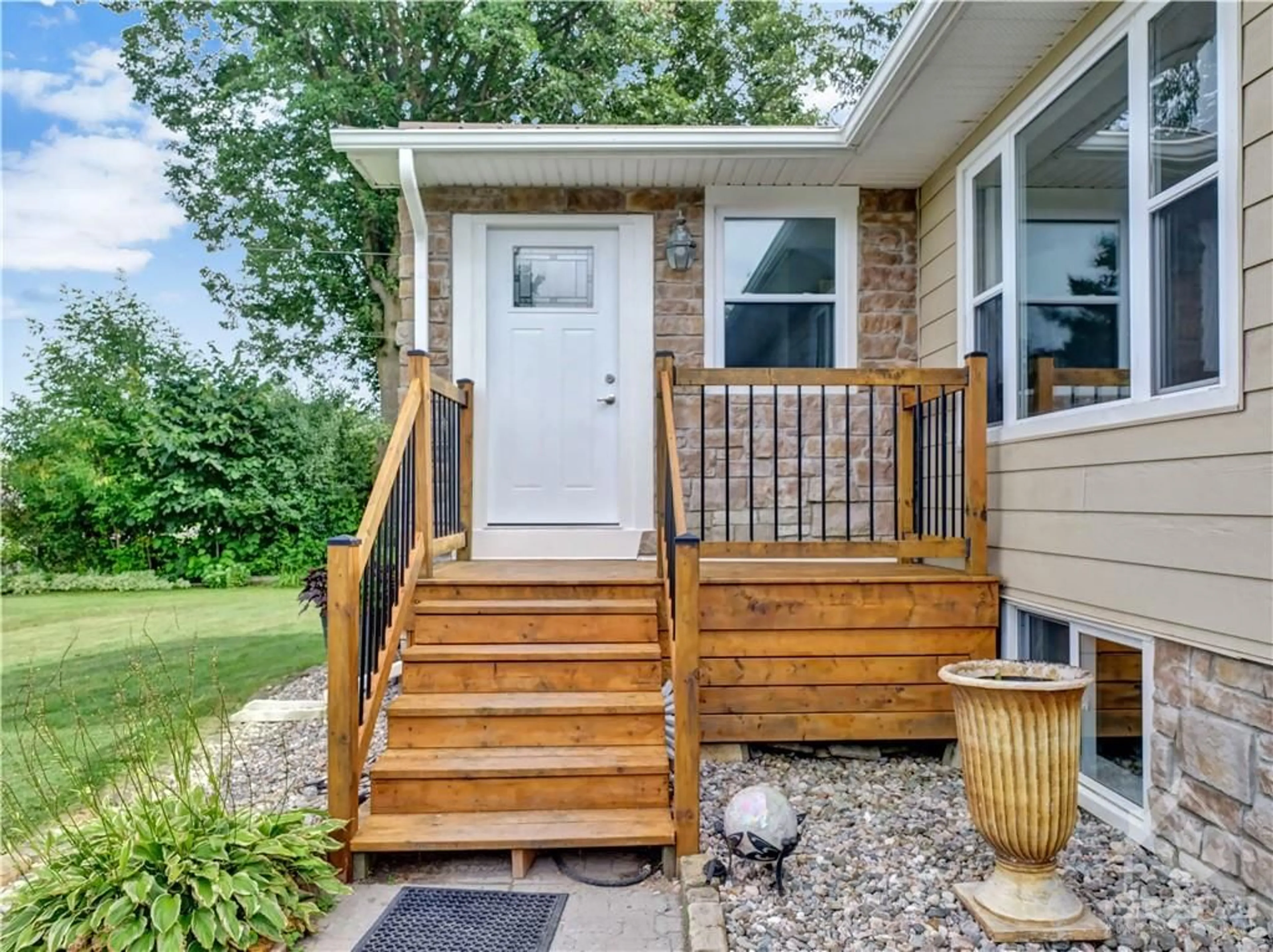 Indoor entryway for 5702 FIRST LINE Rd, Manotick Ontario K0A 2E0