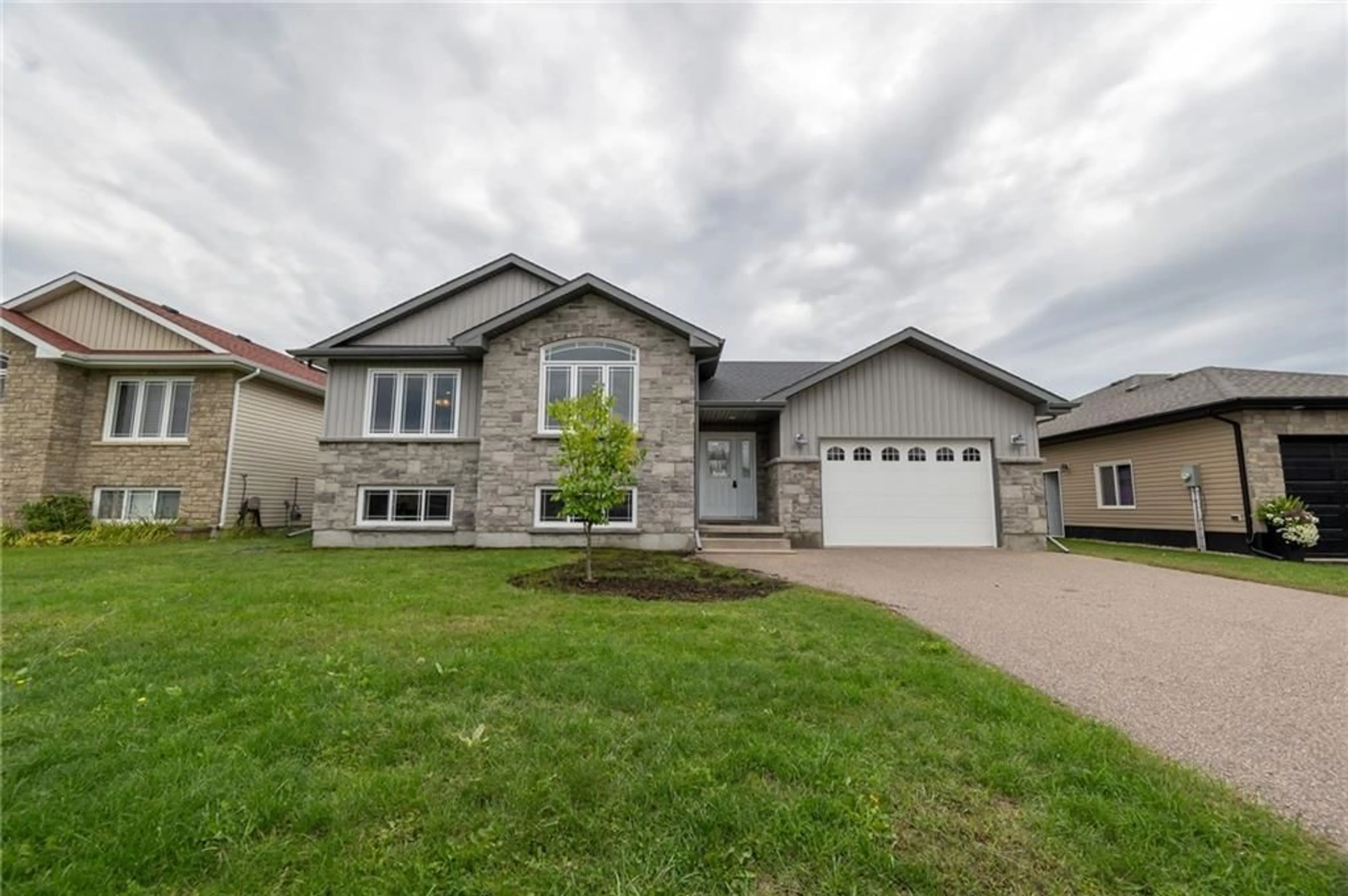 Frontside or backside of a home, the street view for 1051 BUTLER Blvd, Petawawa Ontario K8H 0C2