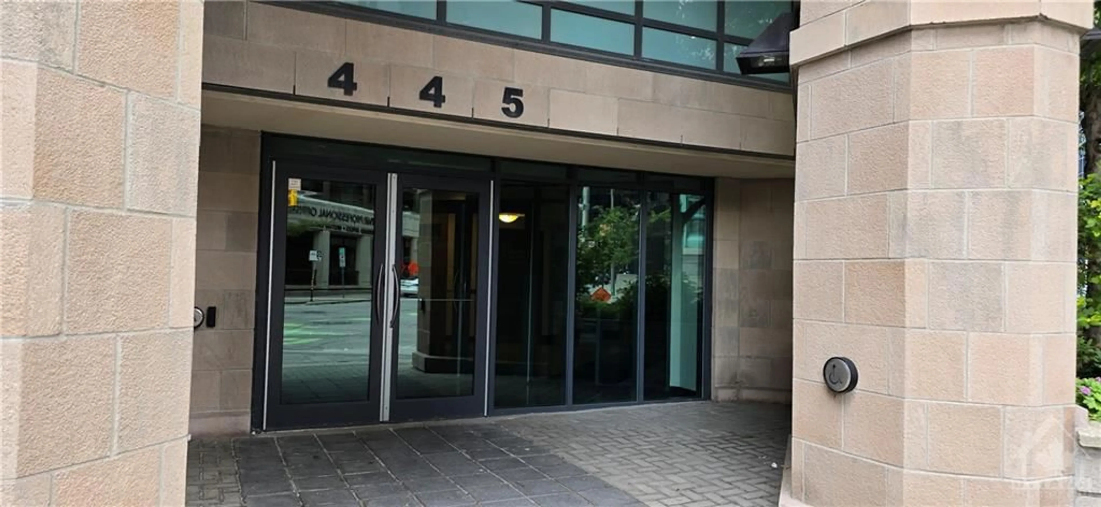 Indoor foyer for 445 LAURIER St #1105, Ottawa Ontario K1R 0A2