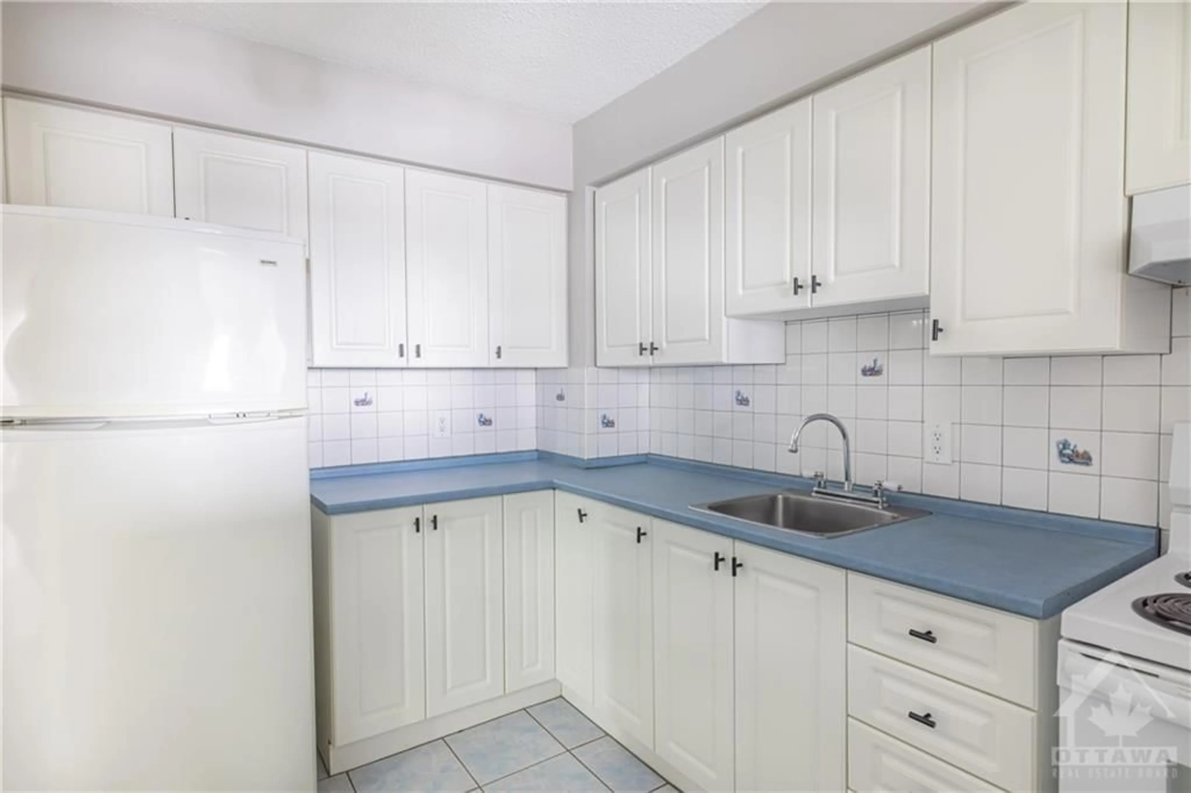 Standard kitchen, not visible floor, cottage for 158B MCARTHUR Ave #708, Ottawa Ontario K1L 8C9