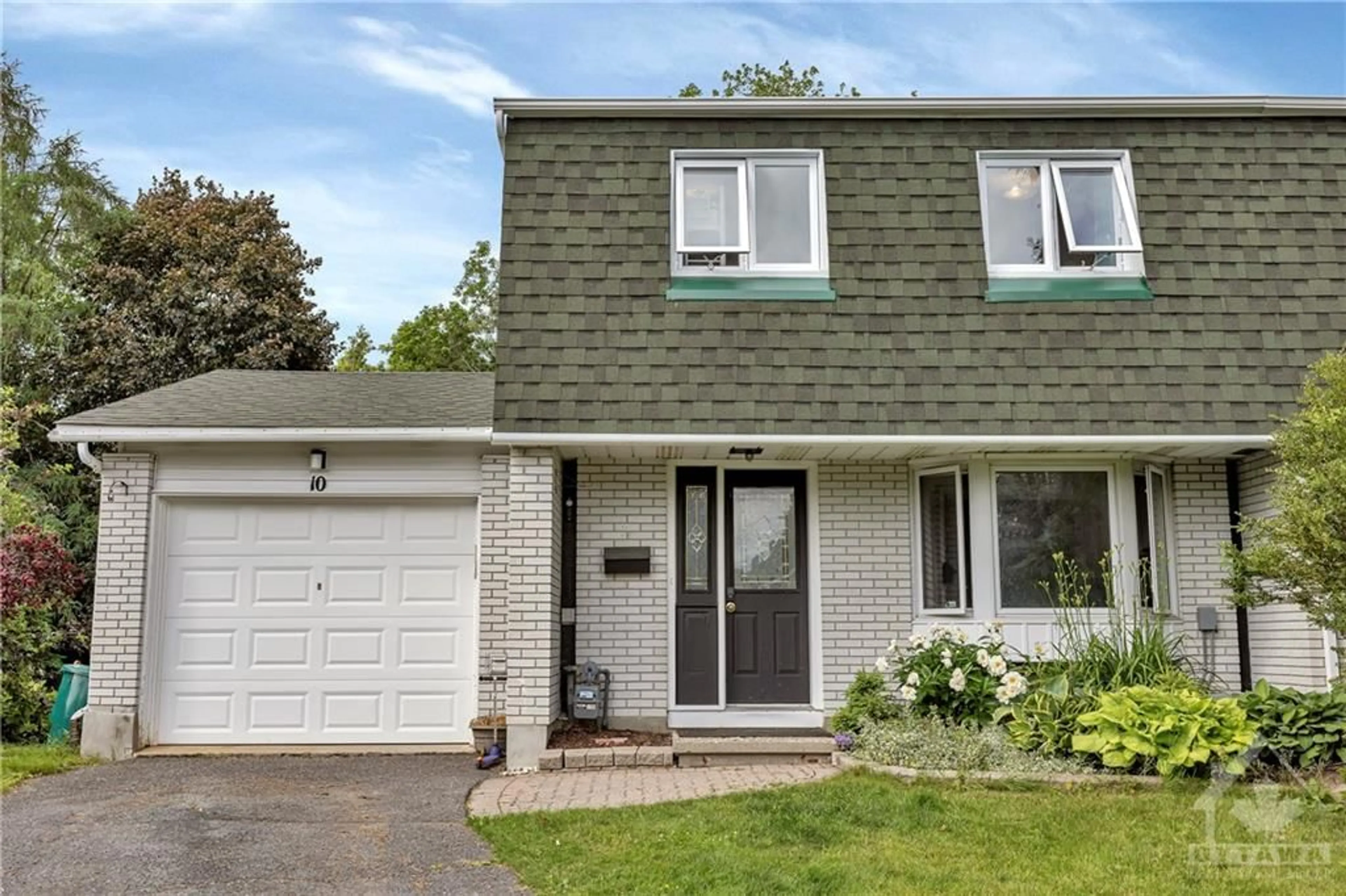 Frontside or backside of a home for 10 LINDHURST Cres, Ottawa Ontario K2G 0T7