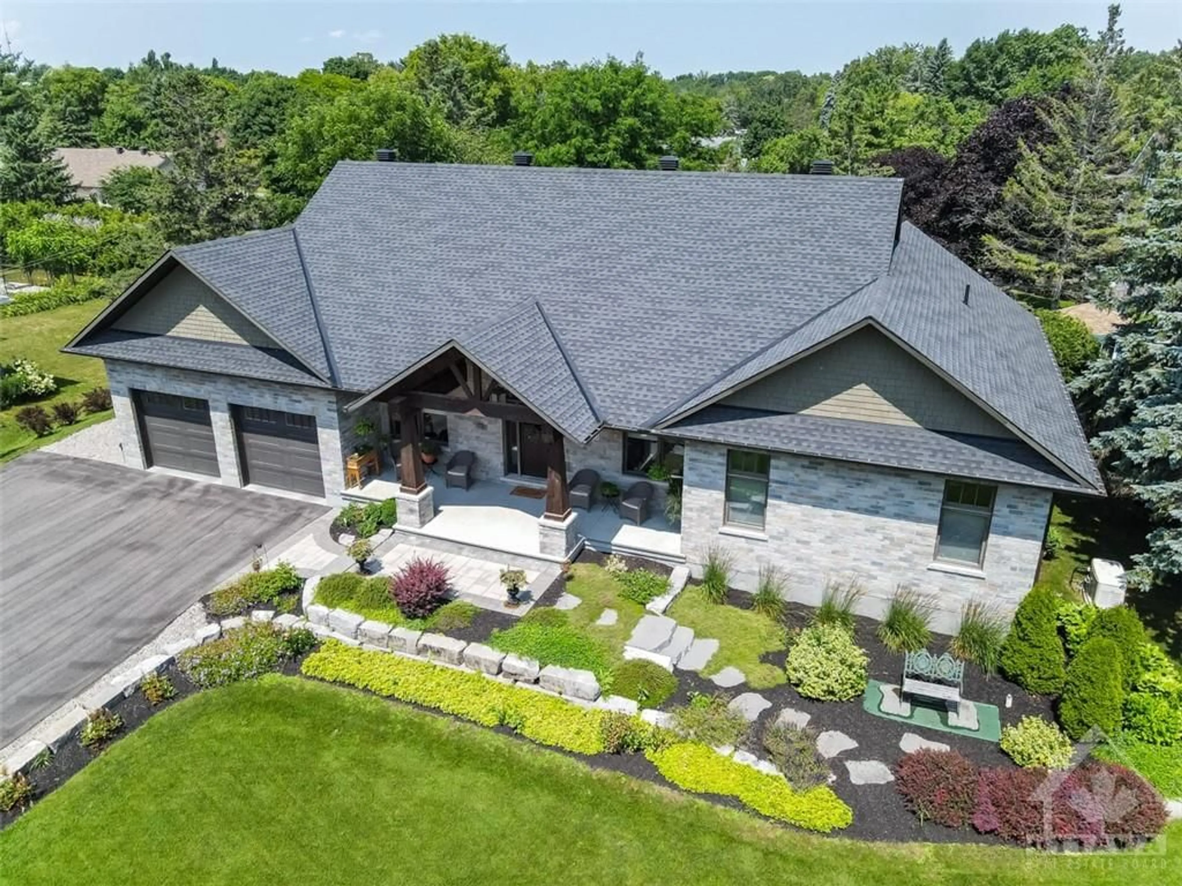 Frontside or backside of a home for 1095 ISLAND VIEW Dr, Manotick Ontario K4M 1J8