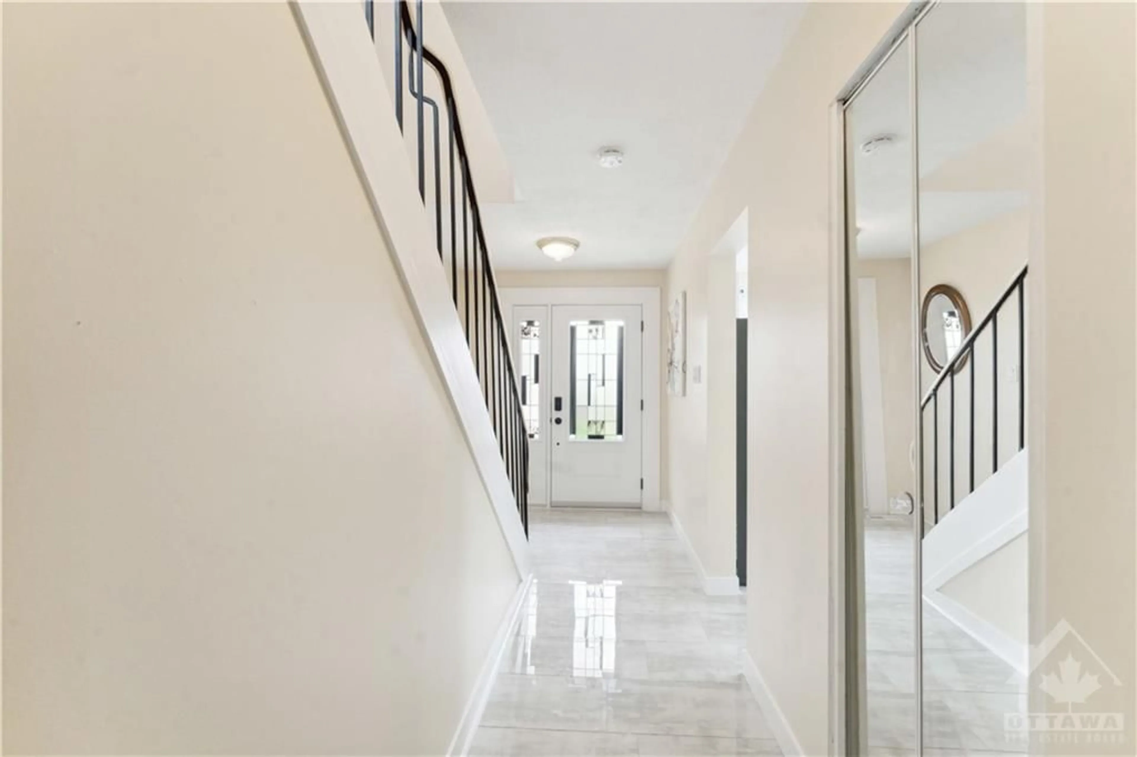 Indoor foyer for 2166 LOYOLA Ave #155, Ottawa Ontario K1J 8H5