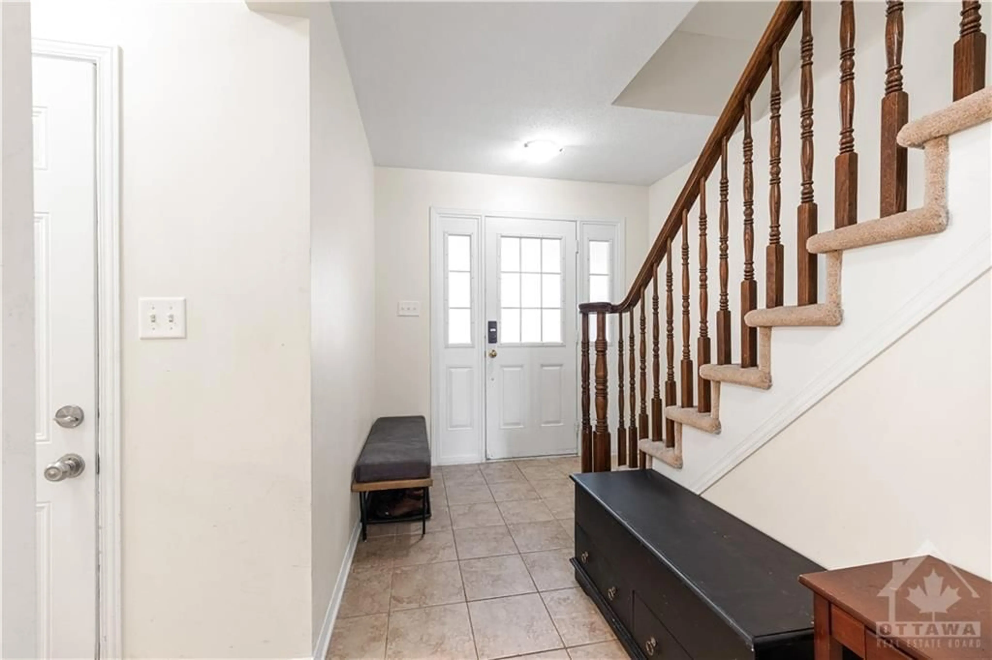 Indoor entryway for 402 ASHBOURNE Cres, Ottawa Ontario K2J 0H7