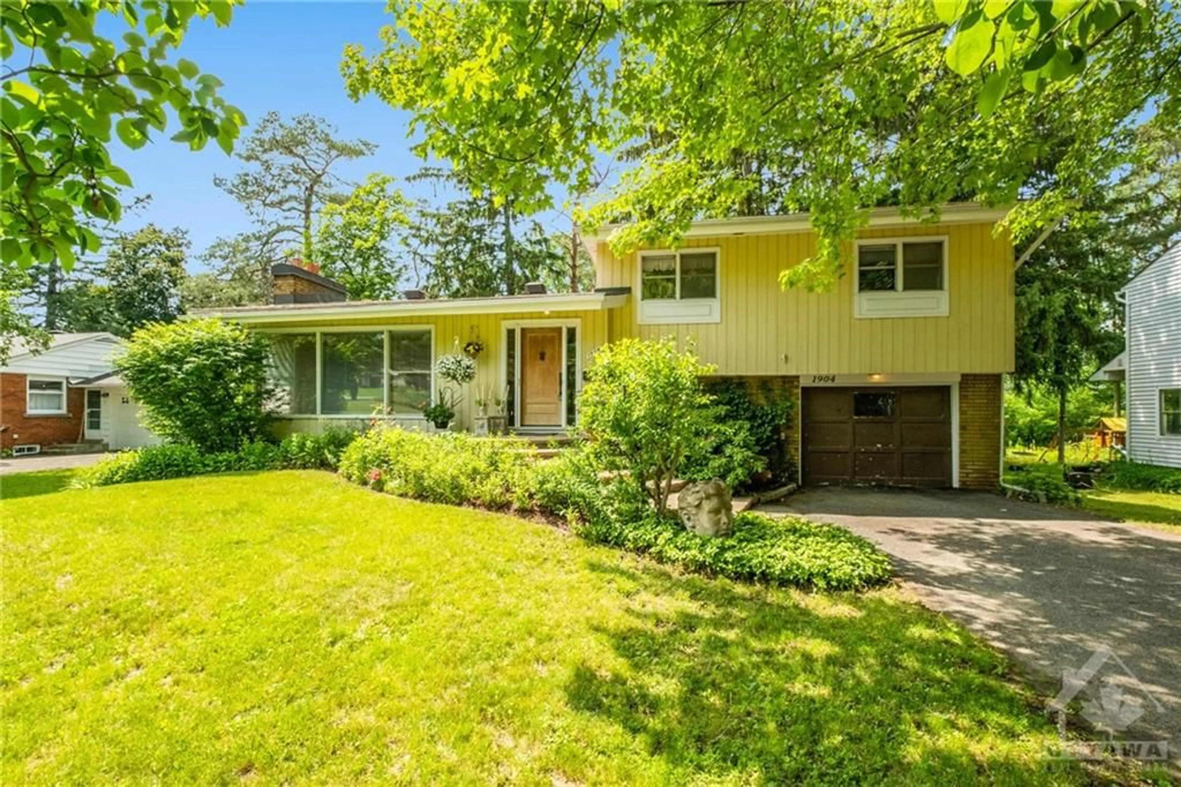 Frontside or backside of a home for 1904 NORWOOD Ave, Ottawa Ontario K1H 5K6