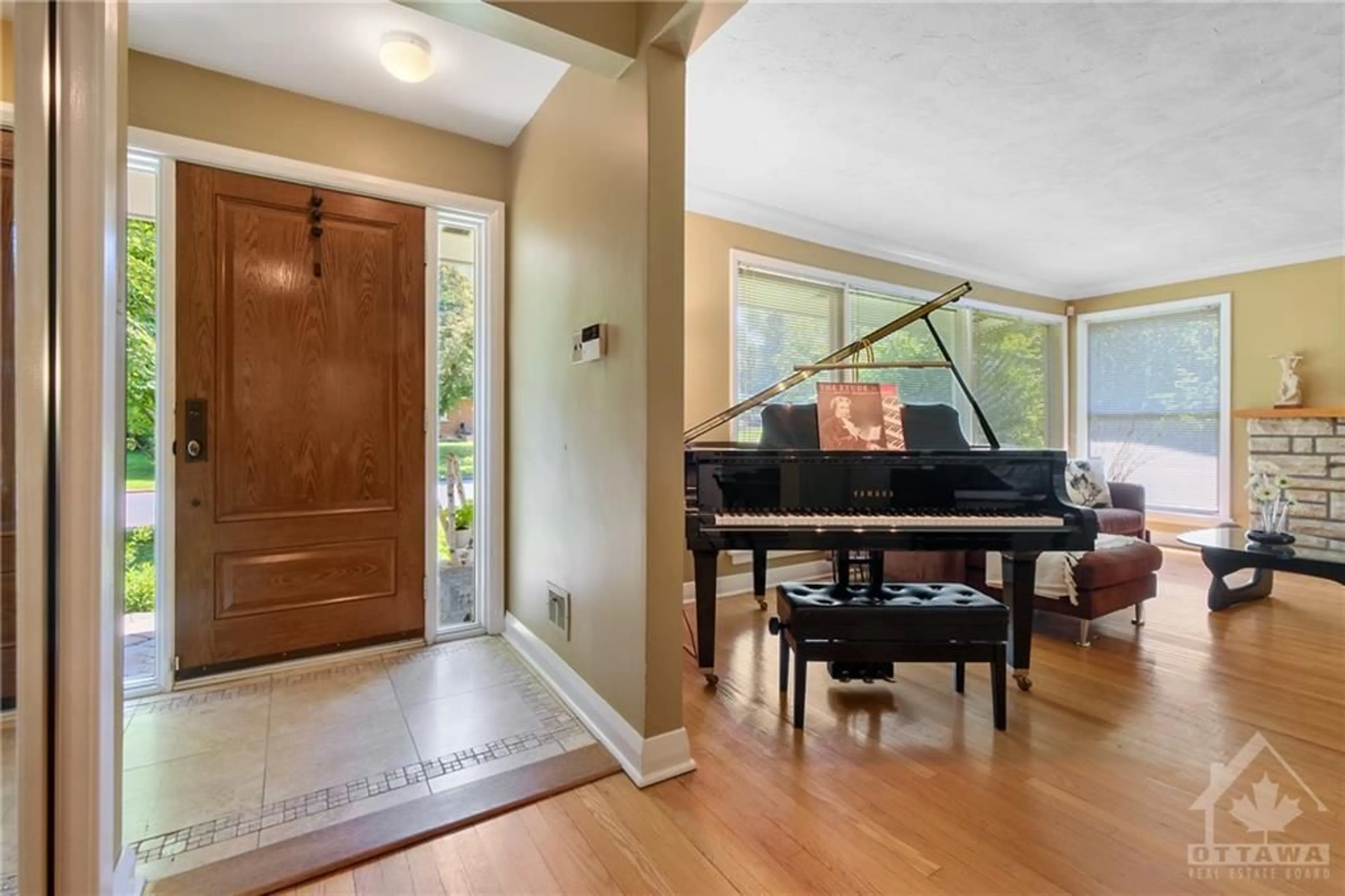 Indoor entryway for 1904 NORWOOD Ave, Ottawa Ontario K1H 5K6