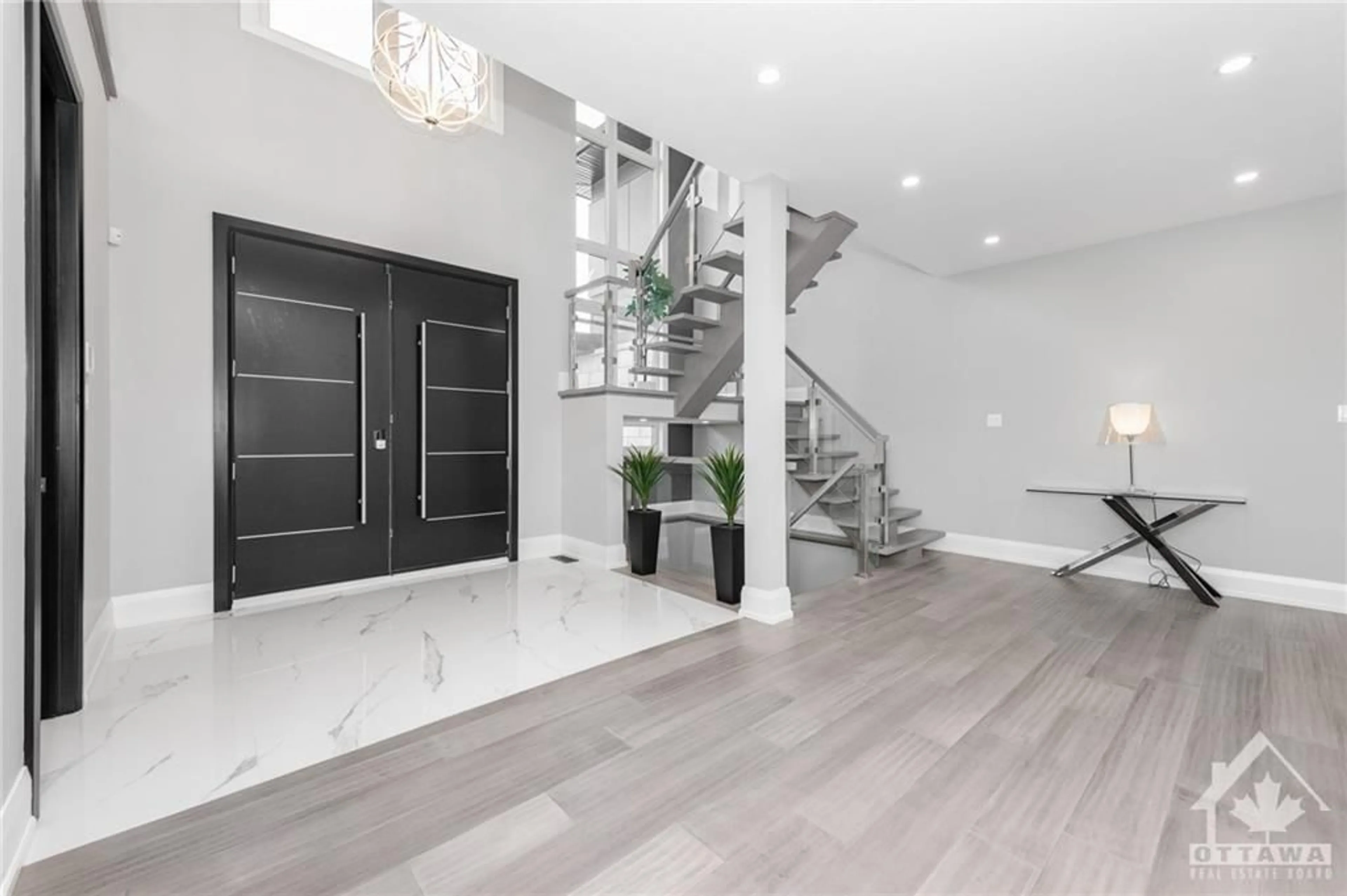 Indoor entryway for 224 ROGER Rd, Ottawa Ontario K1H 5C6