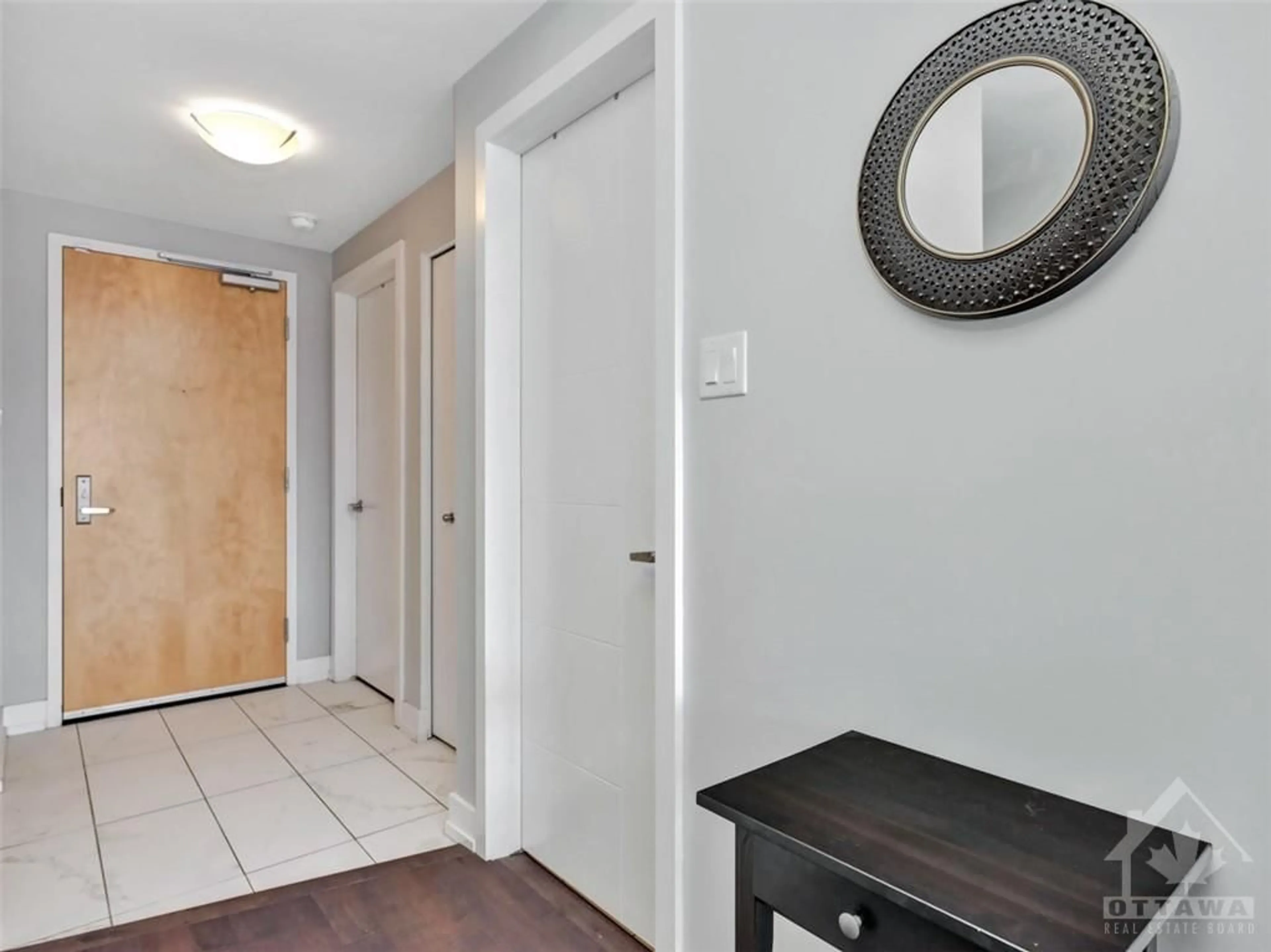 Indoor entryway for 40 NEPEAN St #607, Ottawa Ontario K2P 0X5