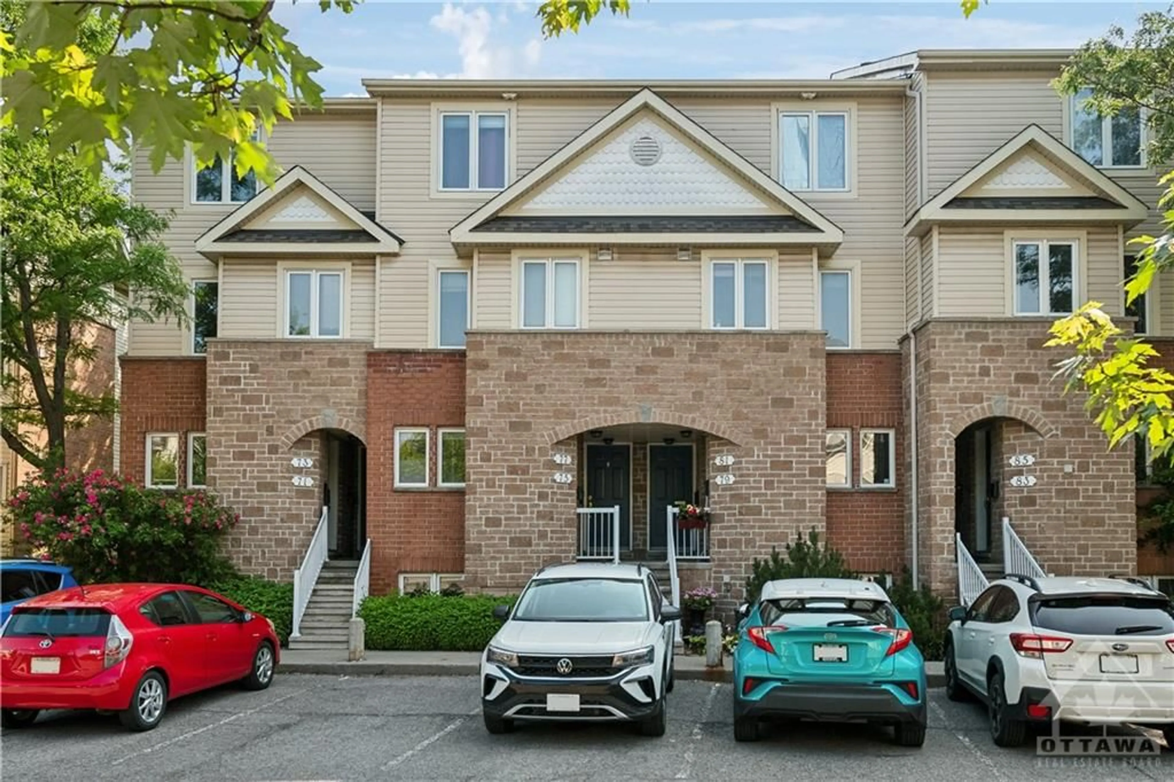 A pic from exterior of the house or condo for 75 STRATHAVEN Pvt, Ottawa Ontario K1J 1K7