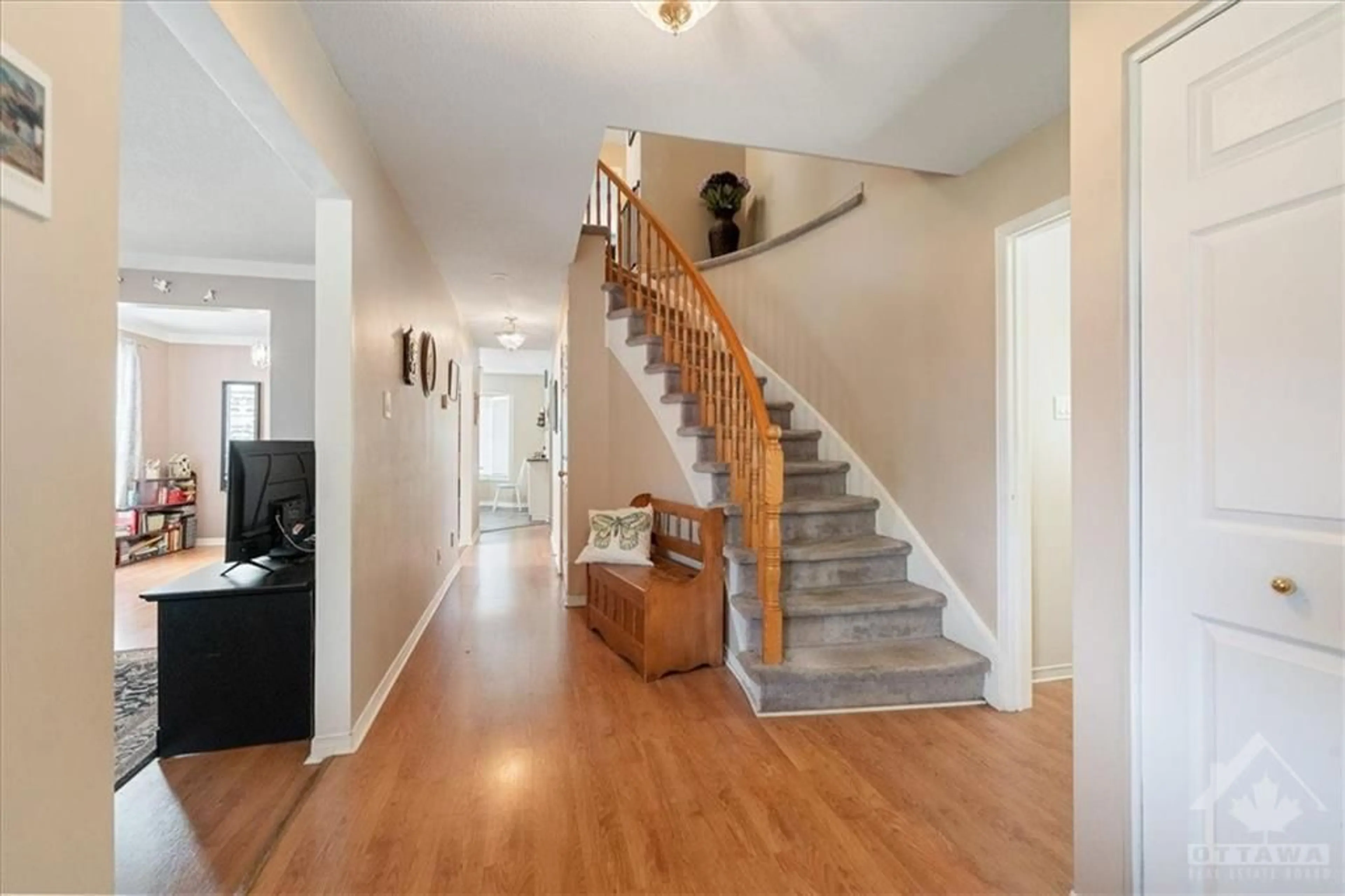 Indoor entryway for 1585 MONTCERF Crt, Ottawa Ontario K1C 4Z6