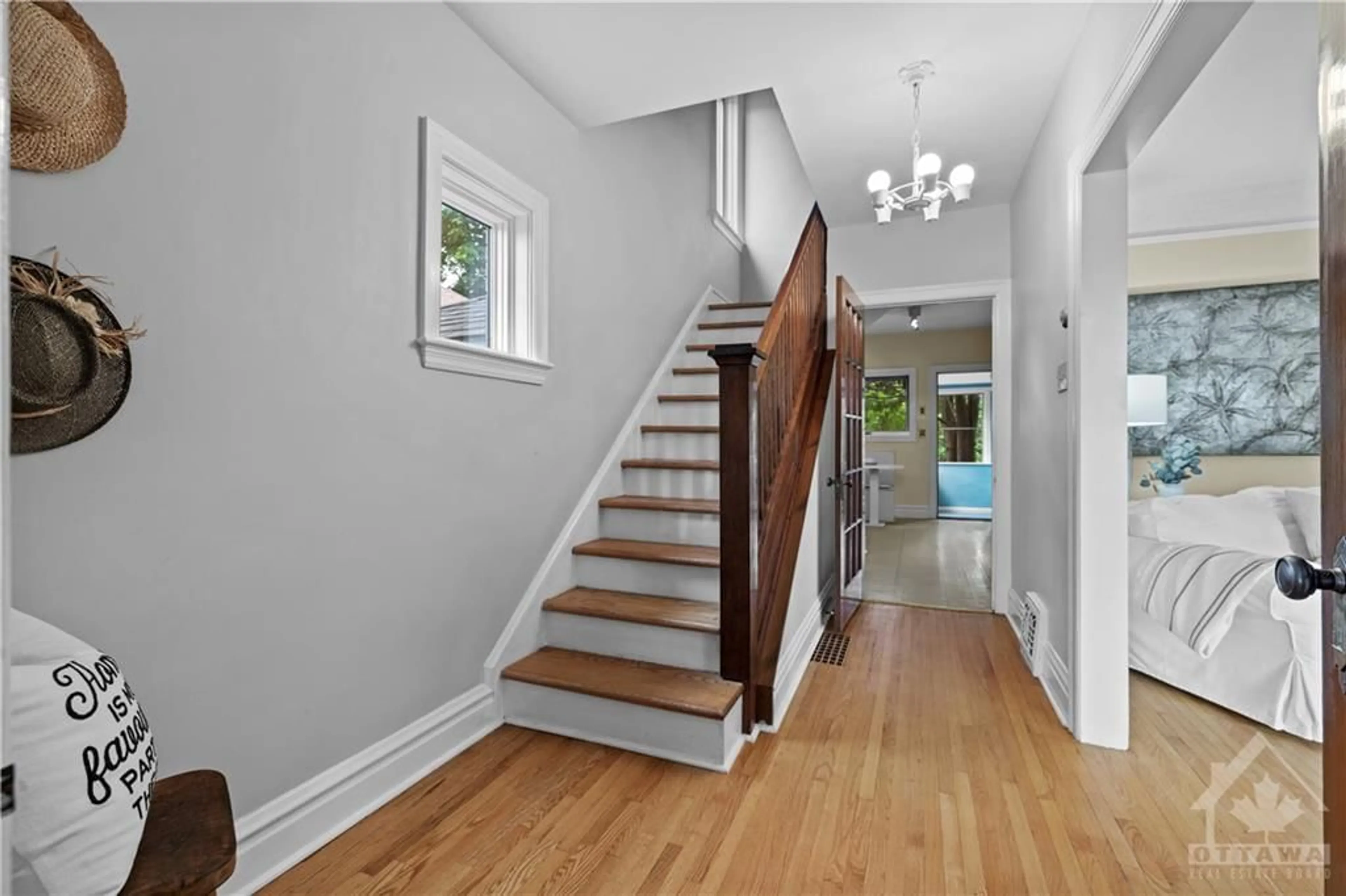 Indoor entryway for 10 MOUNT PLEASANT Ave, Ottawa Ontario K1S 0L8