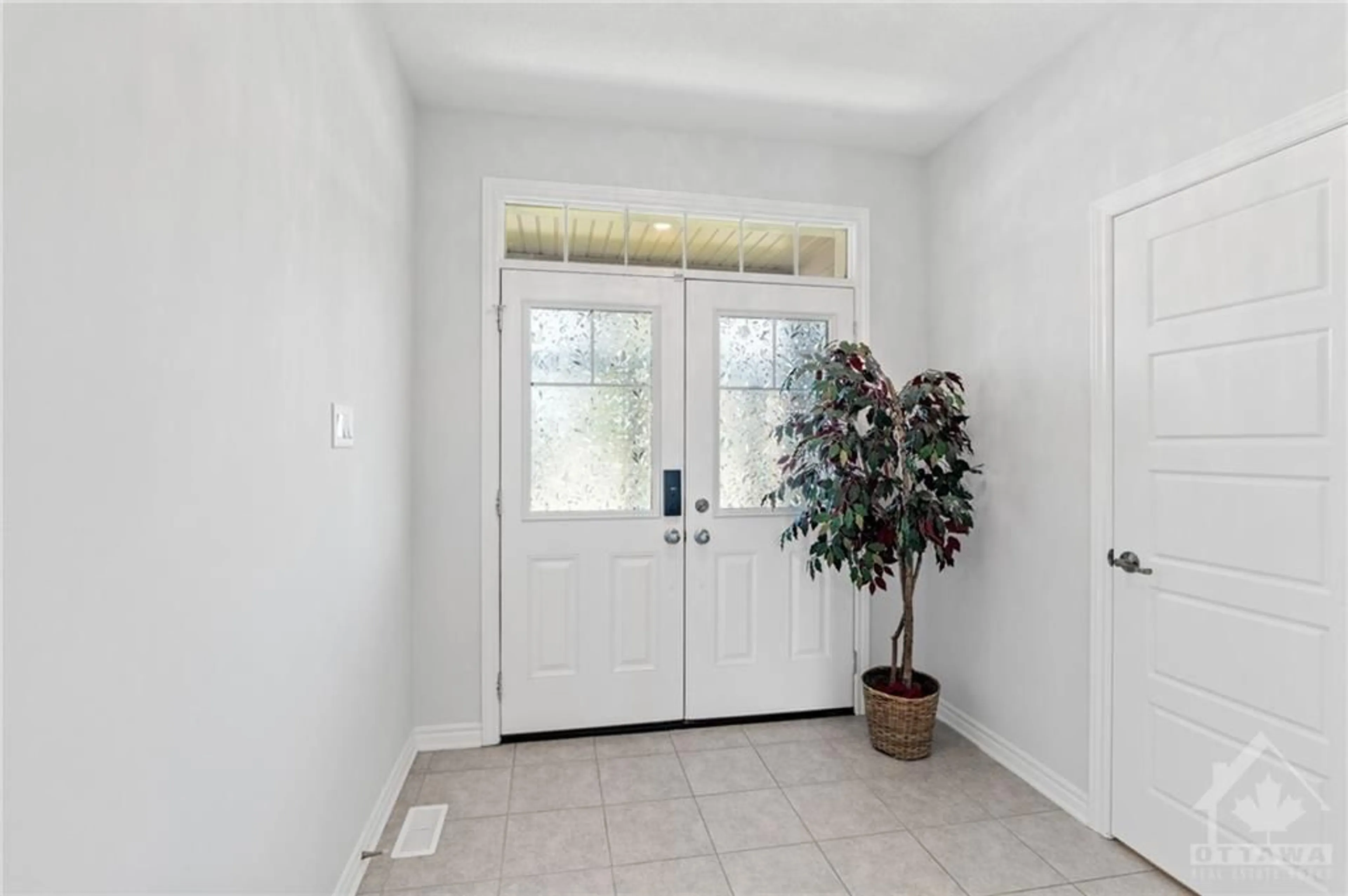 Indoor entryway for 573 PARADE Dr, Stittsville Ontario K2S 0Y3