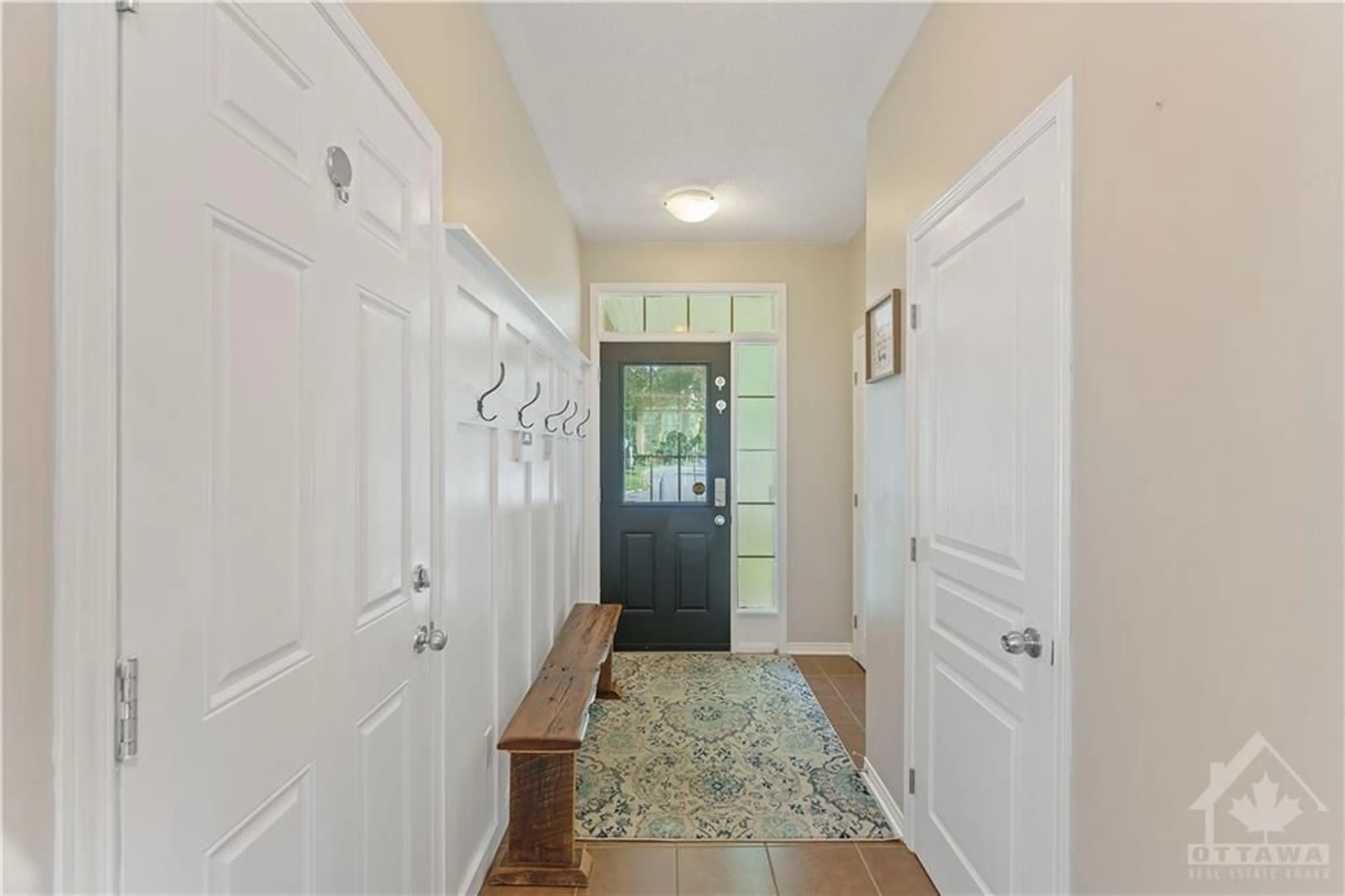 Indoor entryway for 208 STEDMAN St, Ottawa Ontario K1T 0B6