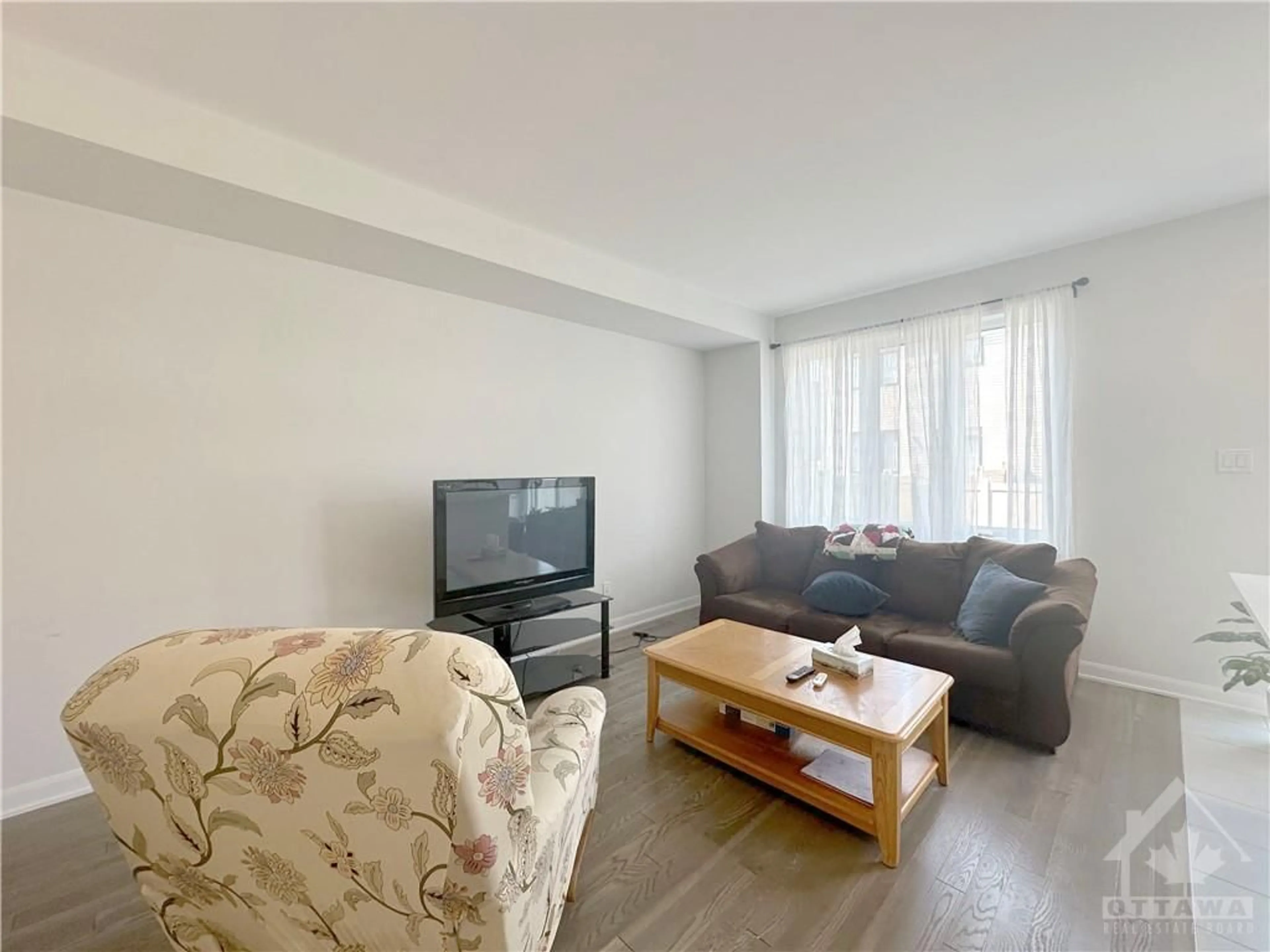 Living room for 301 DRUMLISH Lane, Ottawa Ontario K2J 6Y1