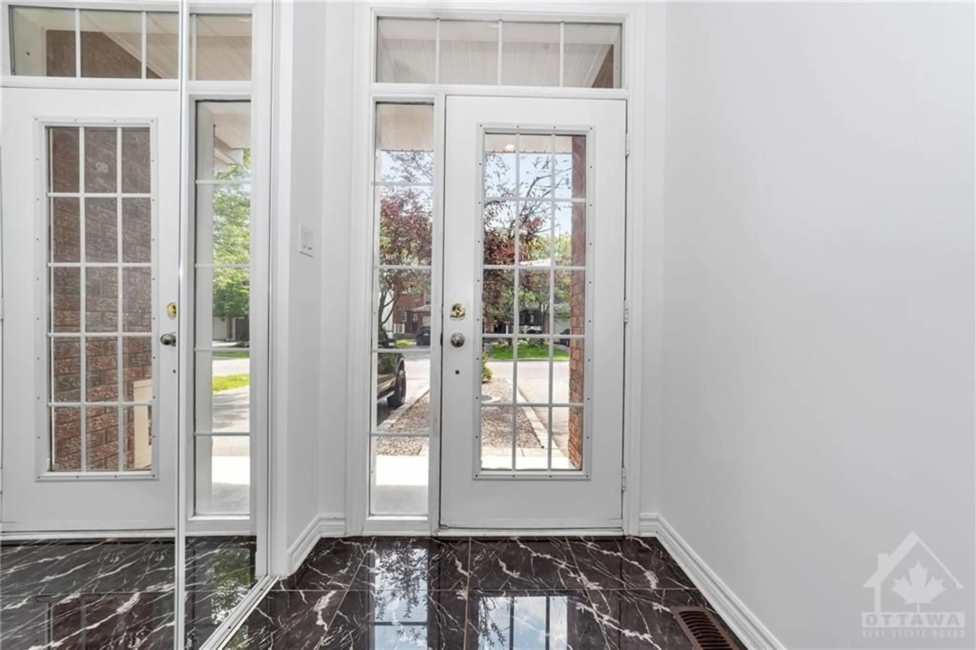 Indoor entryway for 1015 MARKWICK Cres, Ottawa Ontario K4A 4X5